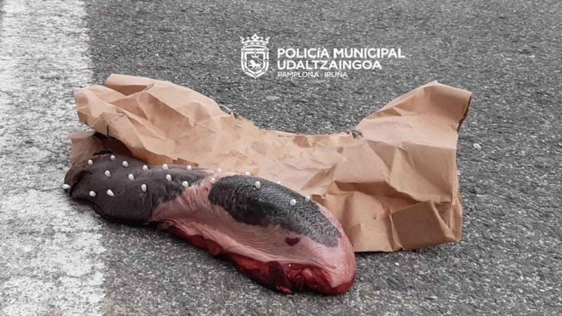 Retirado un trozo de carne con alfileres clavados en el barrio de Erripagaña
