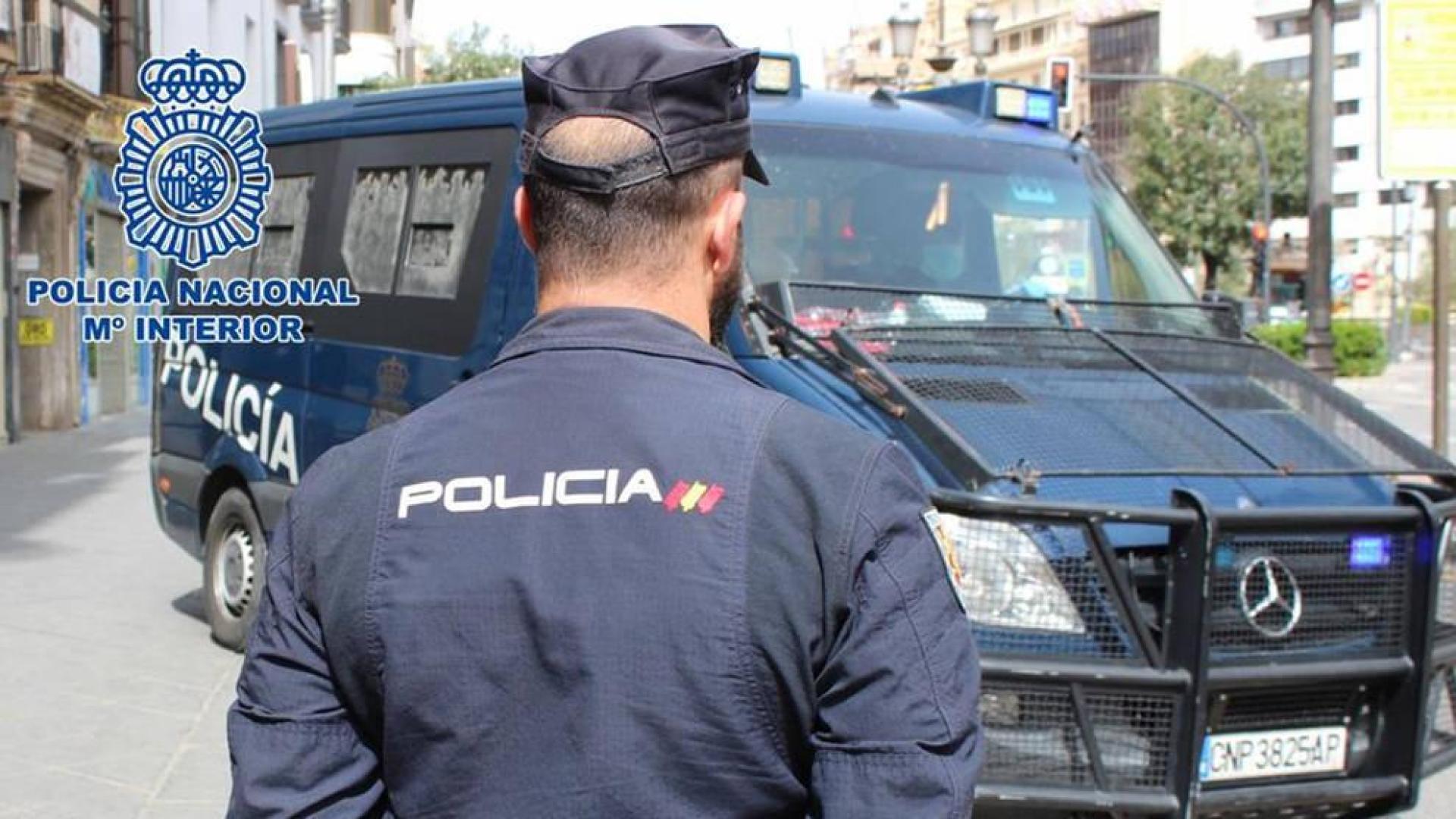 Un agente y una furgoneta de la Policía Nacional, en una detención anterior