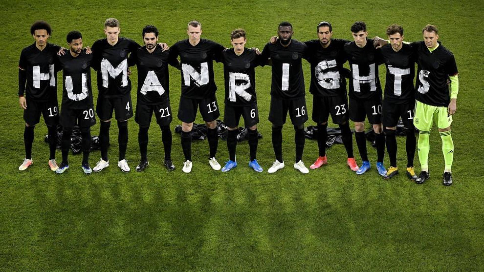 Los futbolistas de la selección de Alemania saltaron al césped con 11 camisetas que lucían las palabras "Derechos humanos".
