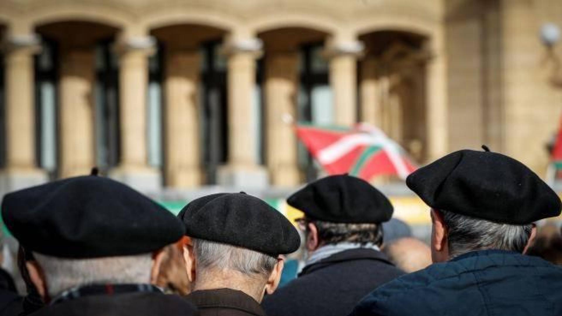 Varios hombres vascos, miembros de la asamblea de pensionistas de Alderdi Eder en San Sebastián, en enero de 2020.