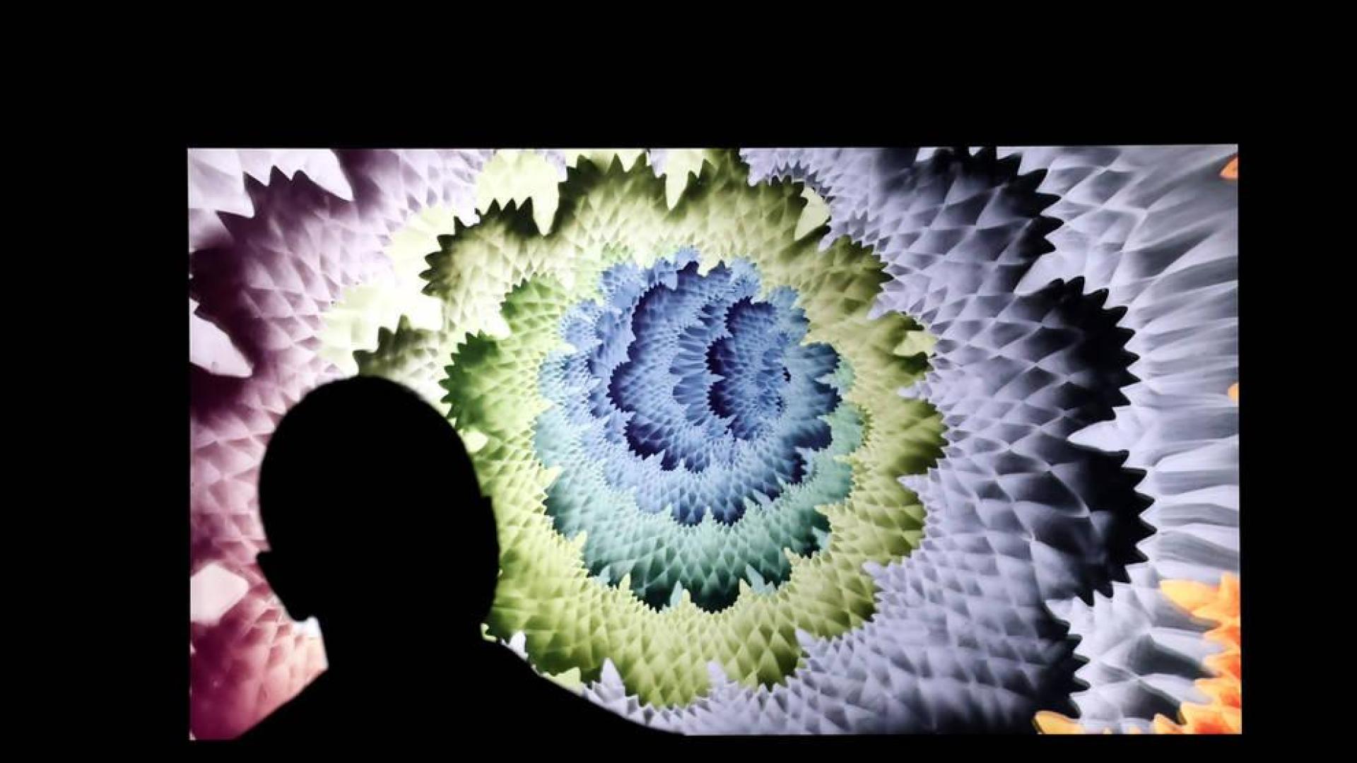Un hombre observa en la 'Superchief Gallery' de Nueva York de una obra en NFT
