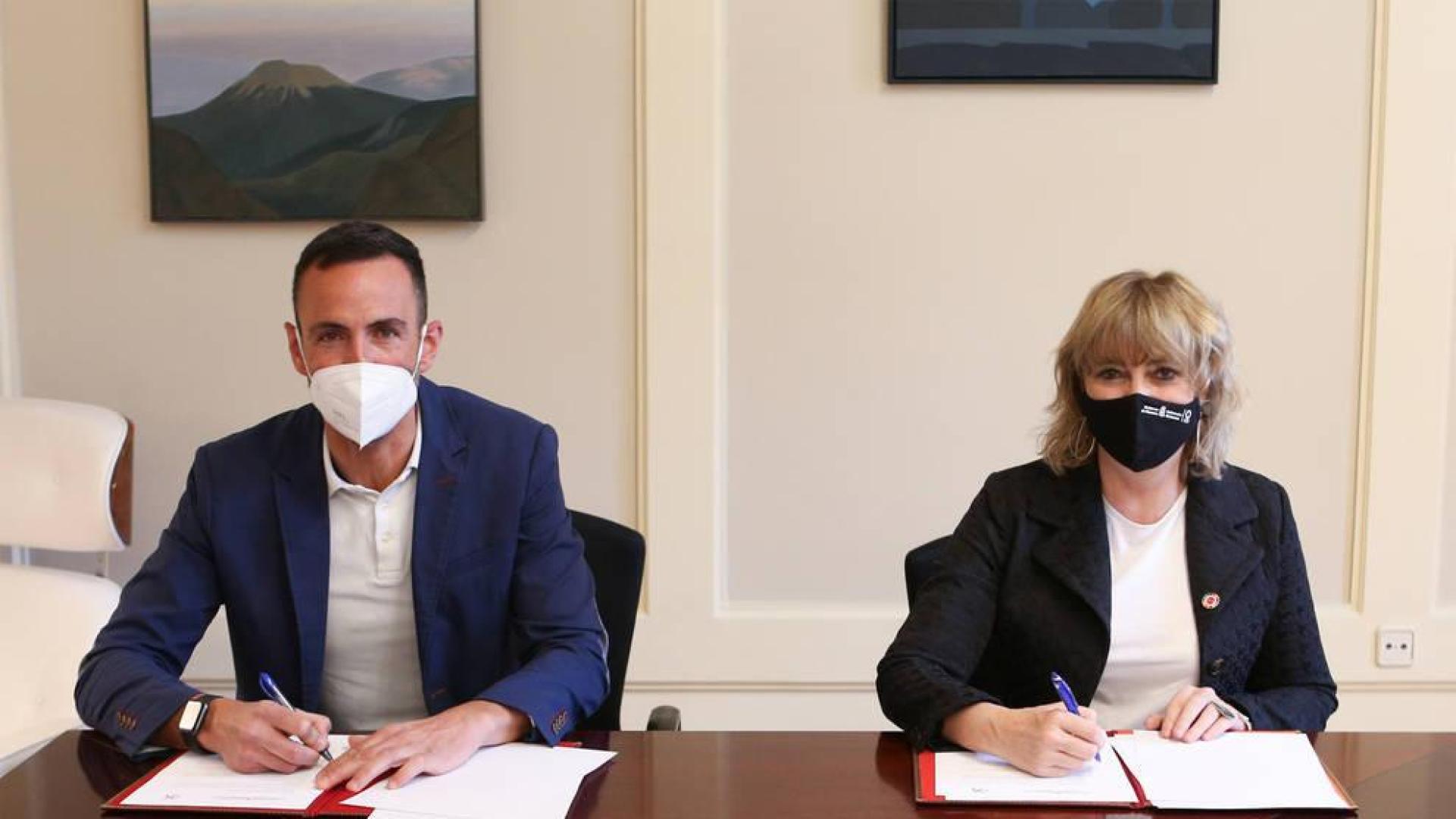 La consejera de Relaciones Ciudadanas, Ana Ollo, y el director de la Fundación +34, Francisco Javier Casado, en la firma.