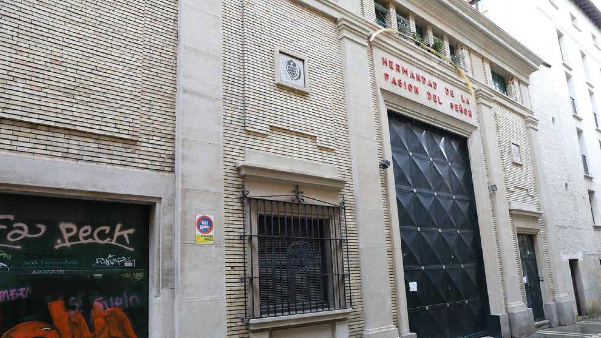 Los locales de la Hermandad de la Pasión en la calle Dormitalería de Pamplona.