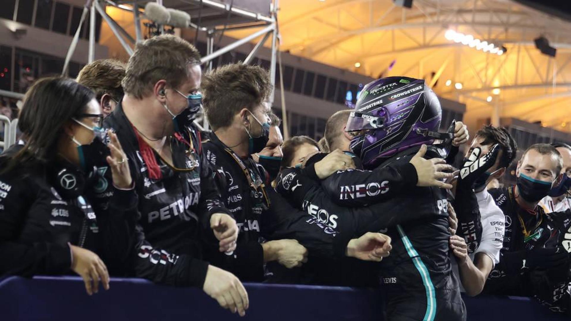 Victoria de Hamilton en Baréin, con Sainz octavo y Alonso retirado por un problema en los frenos