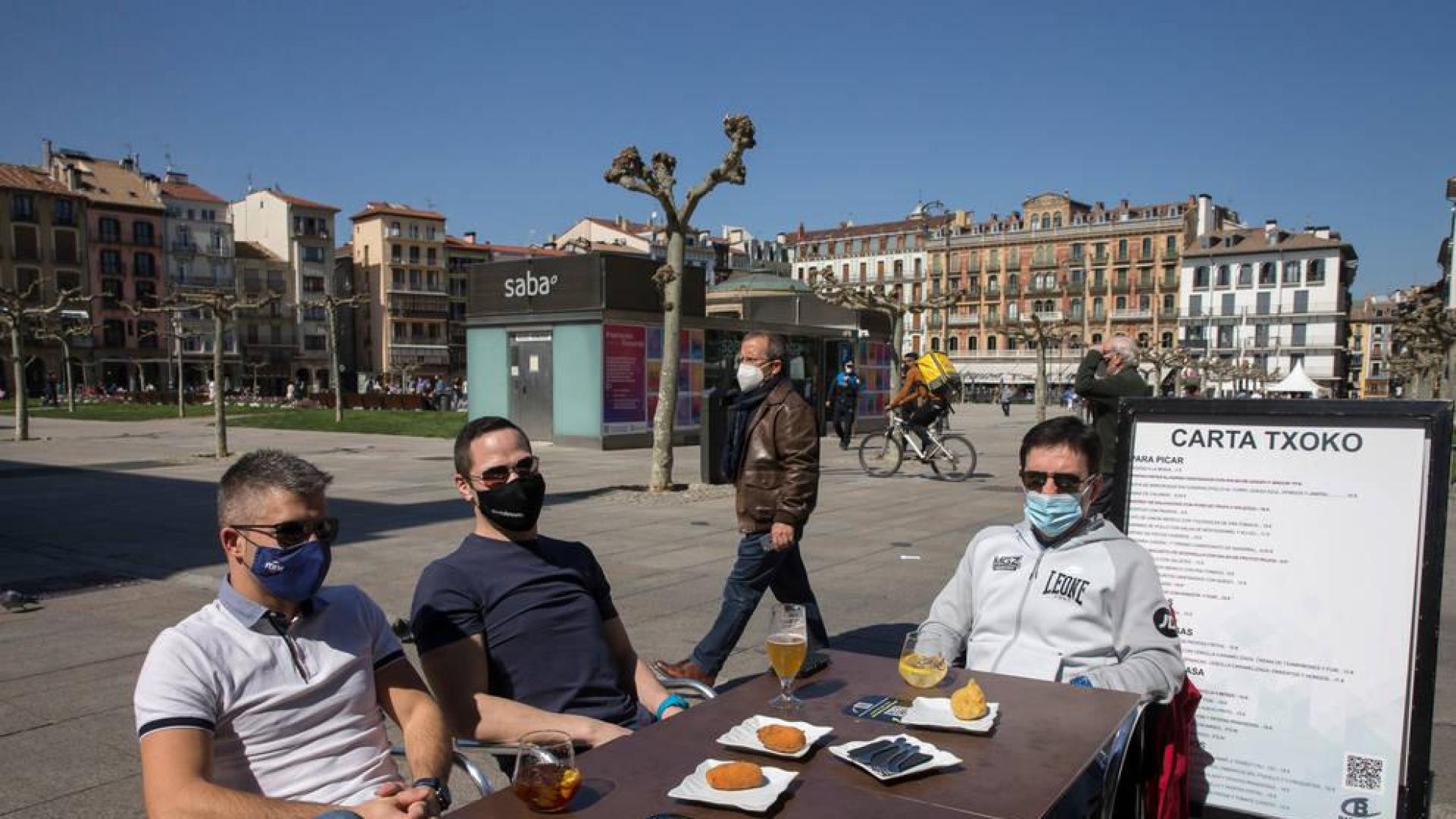 El sol y las altas temperaturas animaron a los pamploneses a disfrutar del primer domingo de Semana Santa en los bares