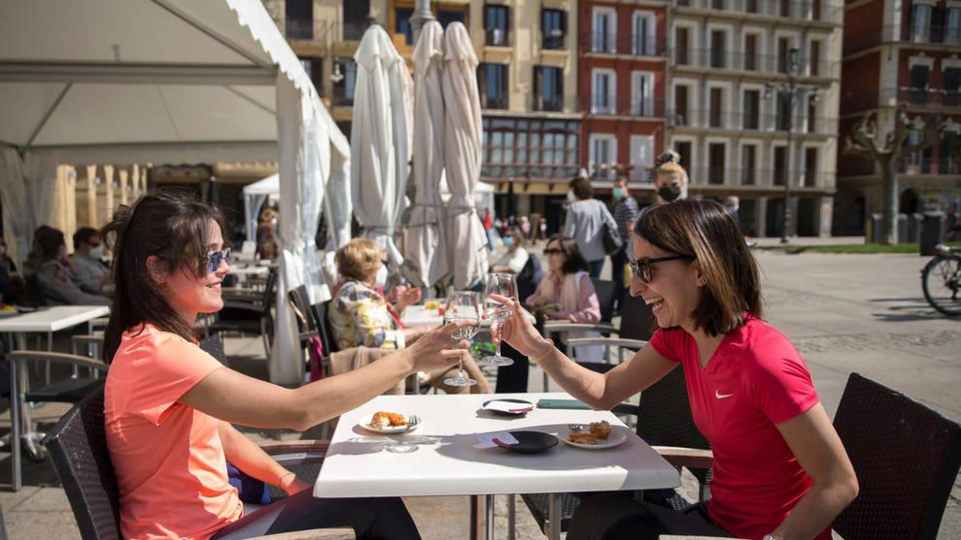 El sol y las altas temperaturas animaron a los pamploneses a disfrutar del primer domingo de Semana Santa en los bares