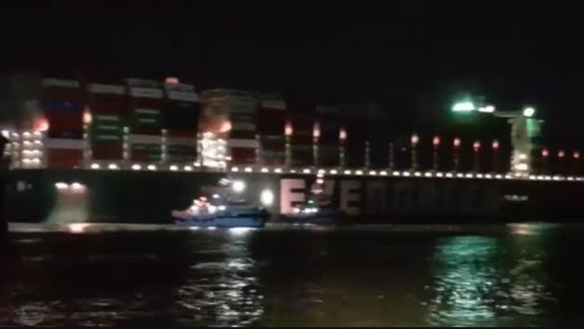 Los remolcadores logran desencallar el carguero que bloqueaba el Canal de Suez