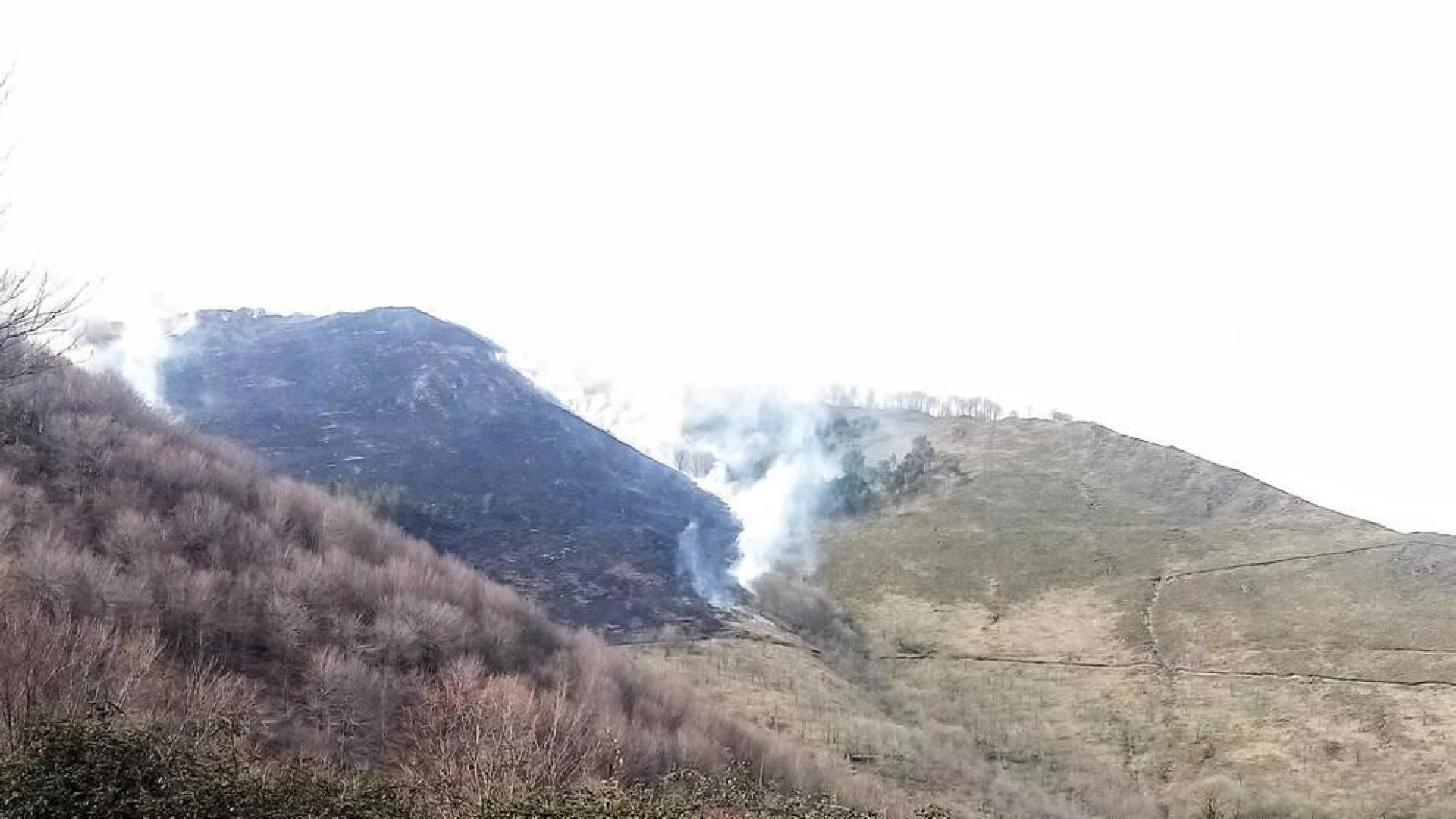 Un fuego activo desde la pasada medianoche afecta a un monte de Erratzu
