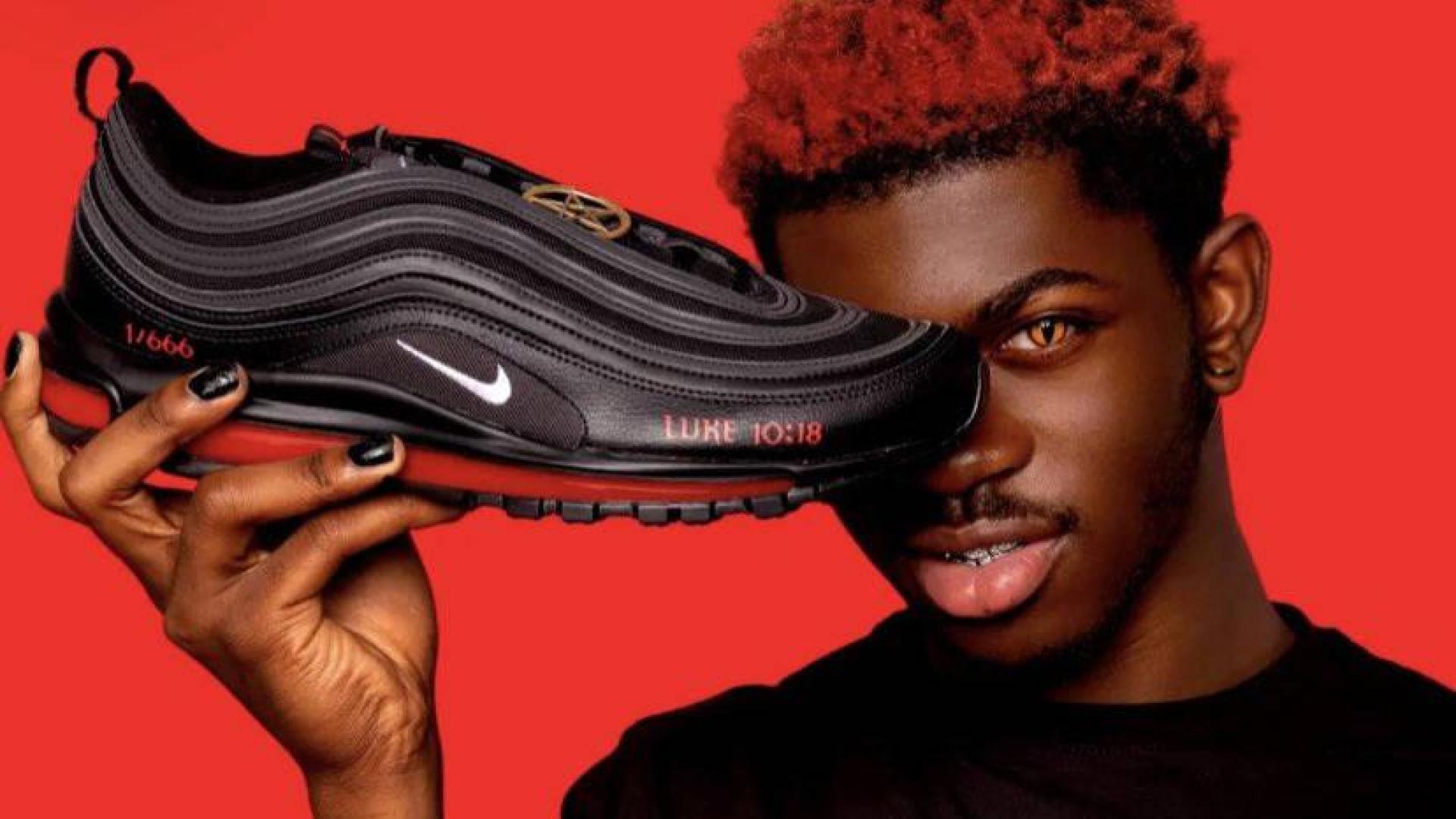 El rapero Lil Nas X, junto a las zapatillas que ha rediseñado.