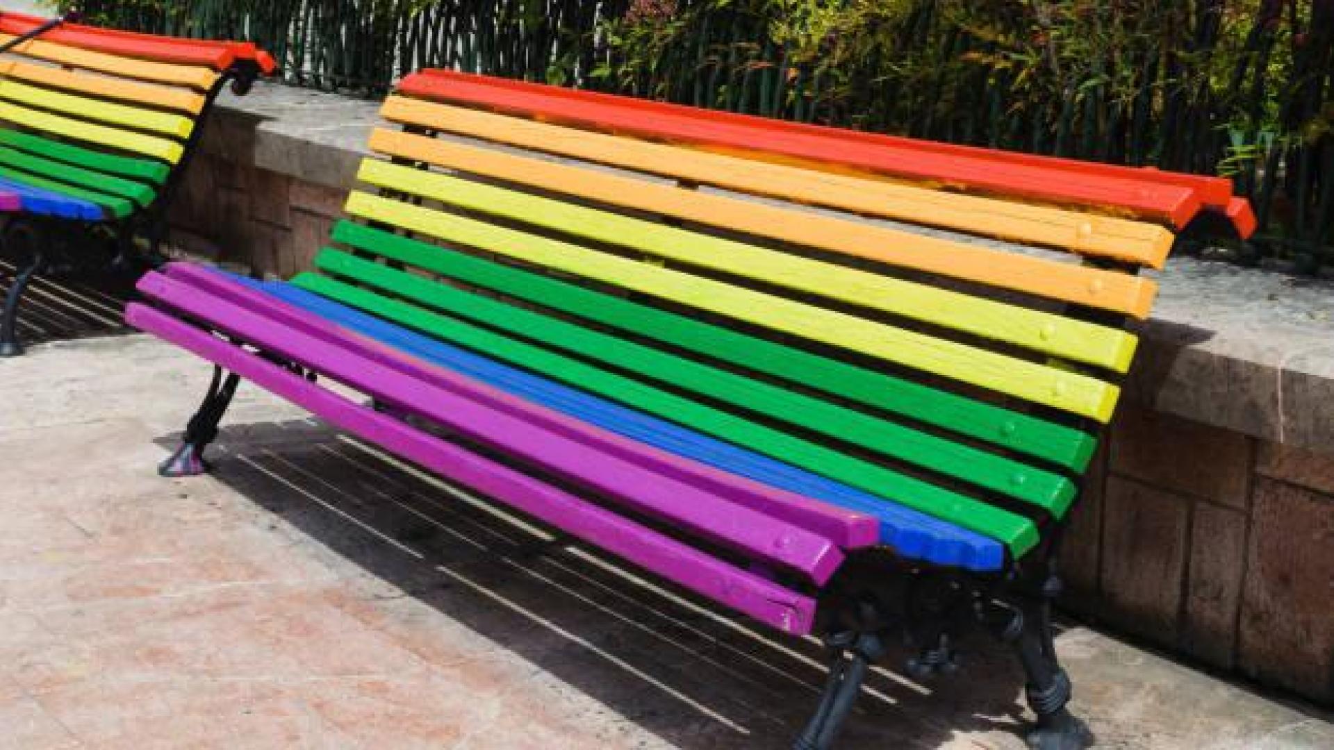 La oposición reclama al Ayuntamiento de Pamplona que pinte los bancos con los colores LGTBI
