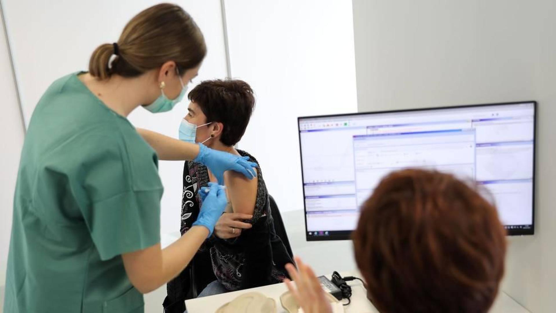 El Departamento de Salud del Gobierno de Navarra ha concluido el traslado del operativo puesto en marcha frente al COVID-19 en el Recinto Ferial de Navarra (Refena), a la antigua sede de Forem, en el polígono industrial de Mutilva (calle U).