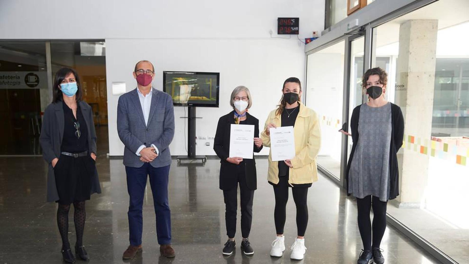 Reina sánchez y Edurne Tainta ganan el certamen de diseño gráfico 'Imagina Civican'