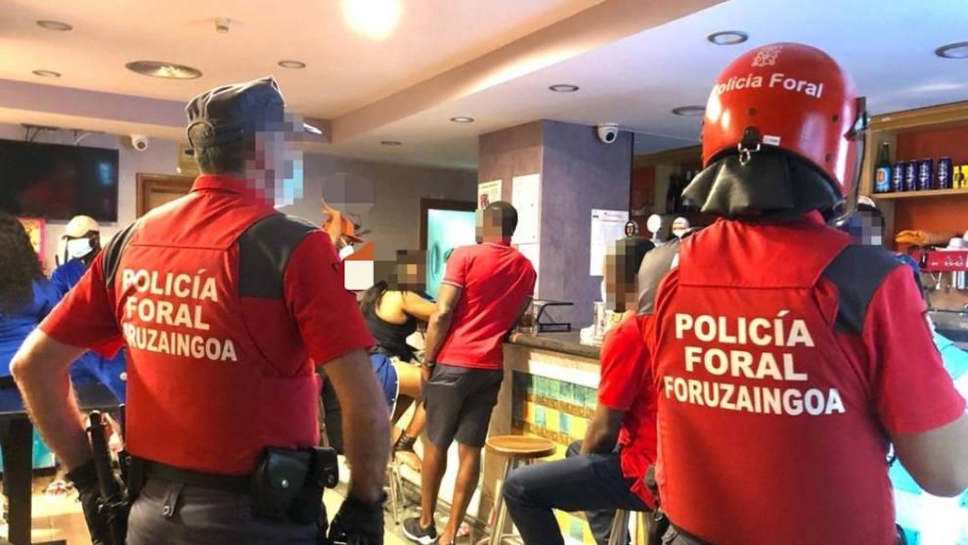 Policías forales inspeccionan un local de Pamplona.