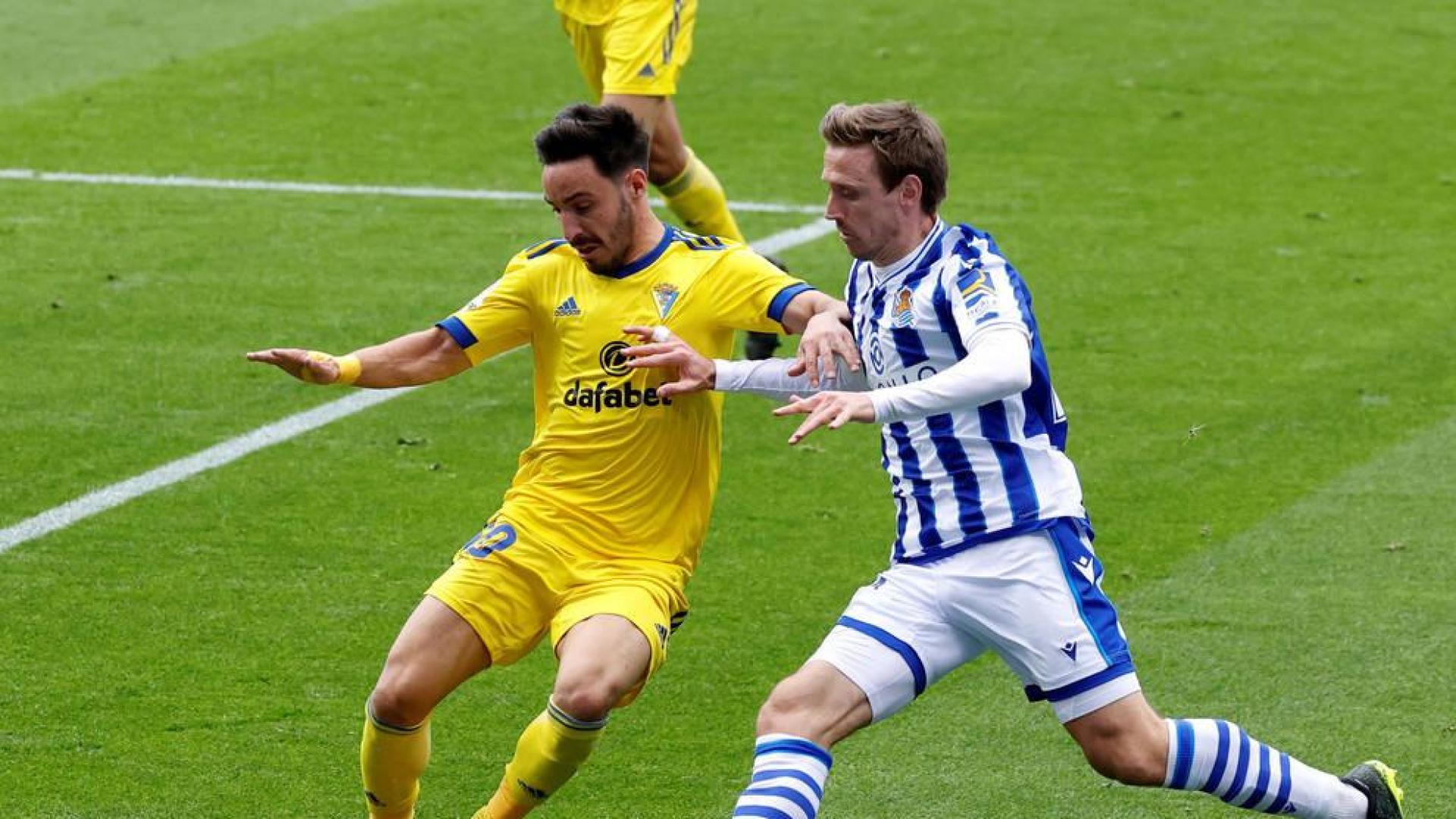 El jugador de la Real Sociedad Nacho Monreal se enfrenta por un balón a Isaac Carcelén, del Cádiz