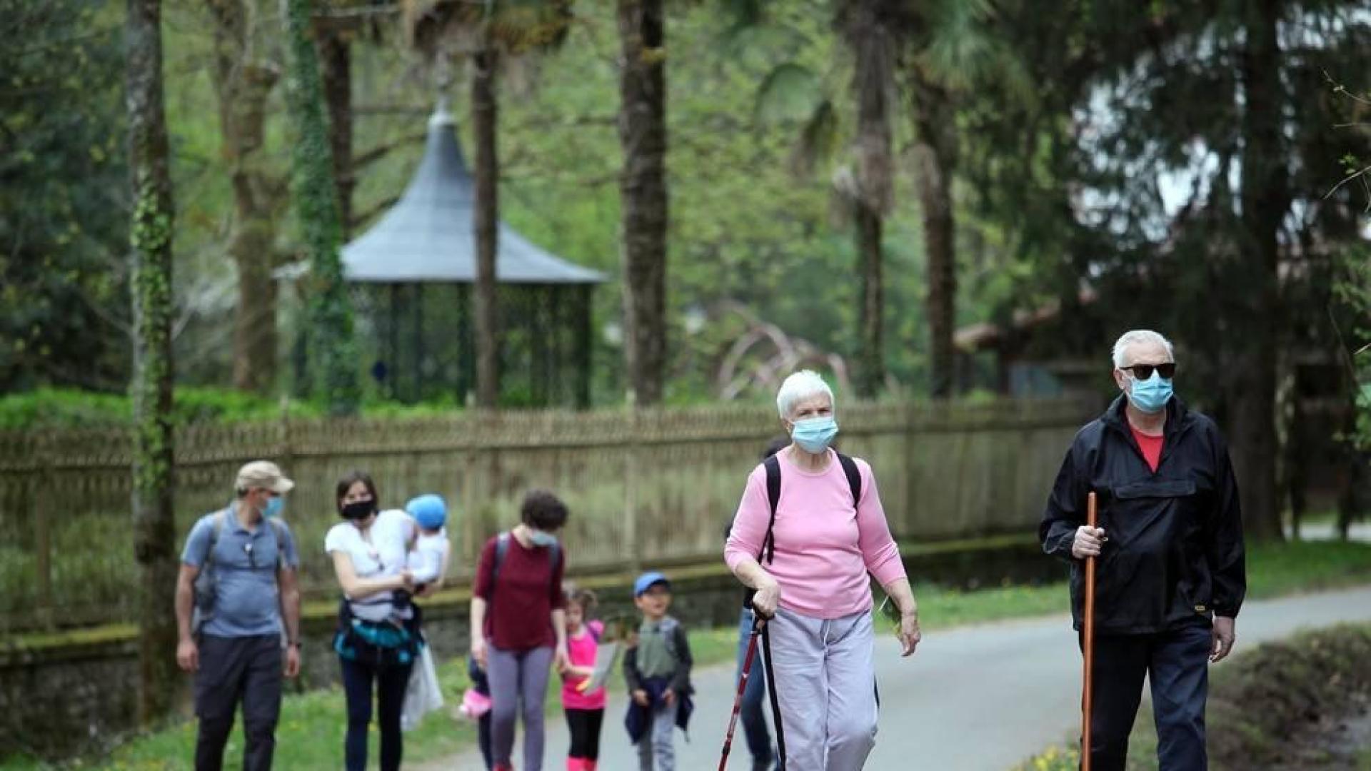 Los amantes de la naturaleza aprovecharon este Jueves Santo, 1 de abril, para visitar el Señorío de Bertiz donde se reanudaron los senderos cerrados antes por las medidas contra el coronavirus.