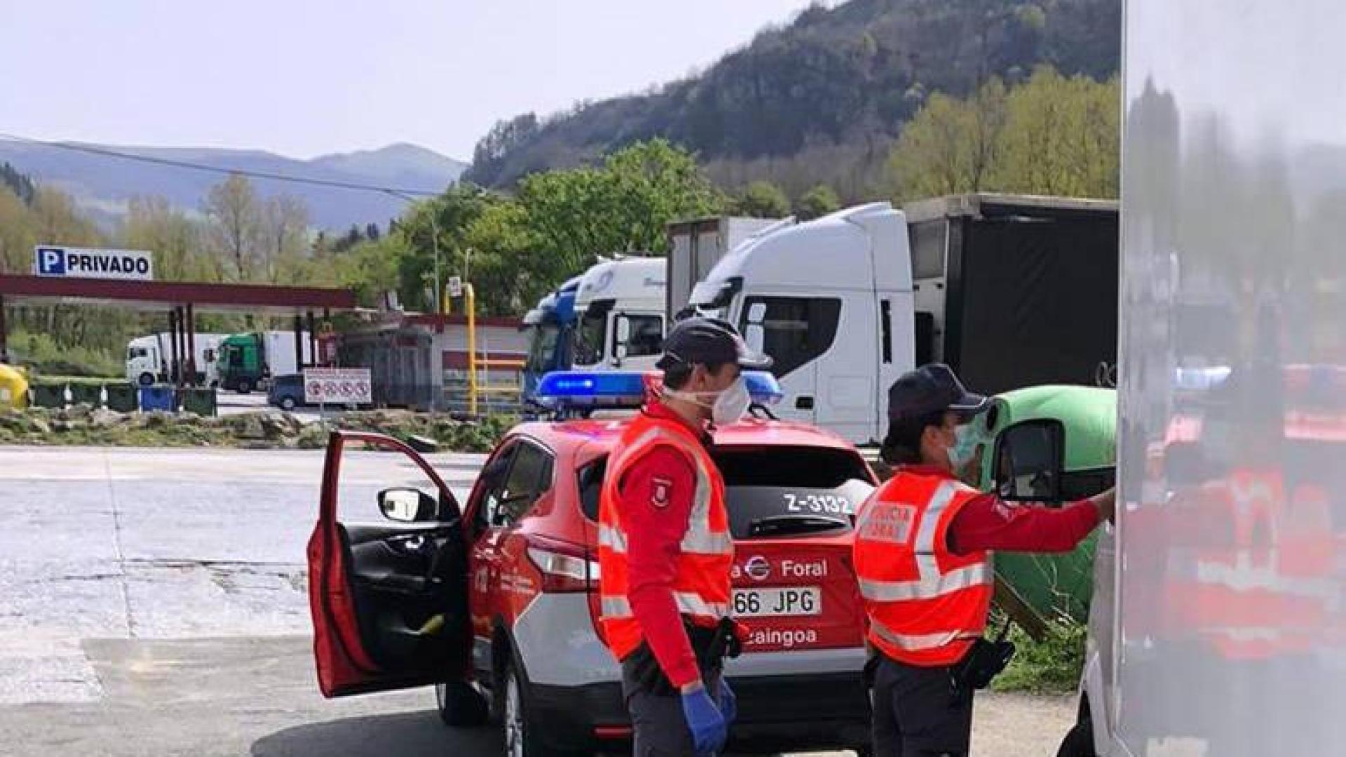 Denunciado por conducción temeraria tras adelantar a cuatro camiones en línea continua en la N-121-A
