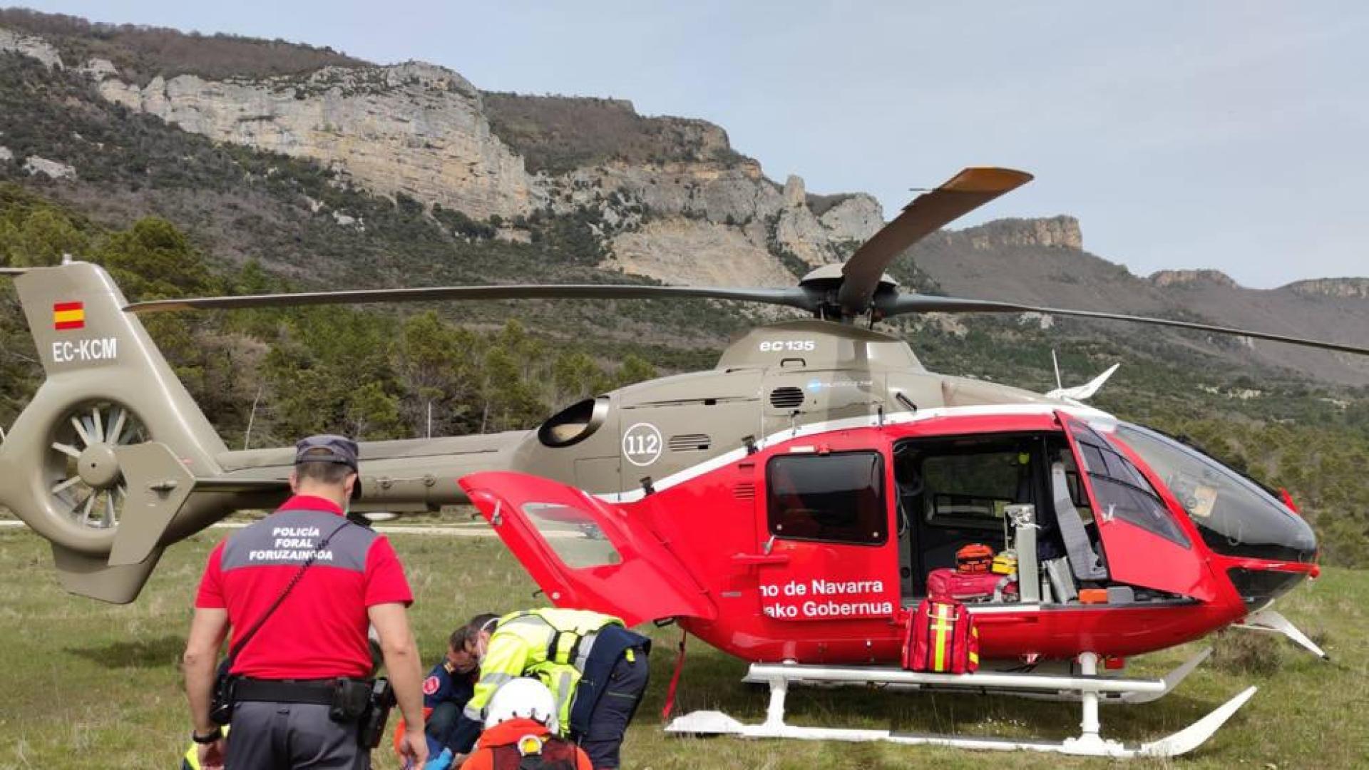 El montañero es atendido por los servicios de emergencia antes de ser trasladado.