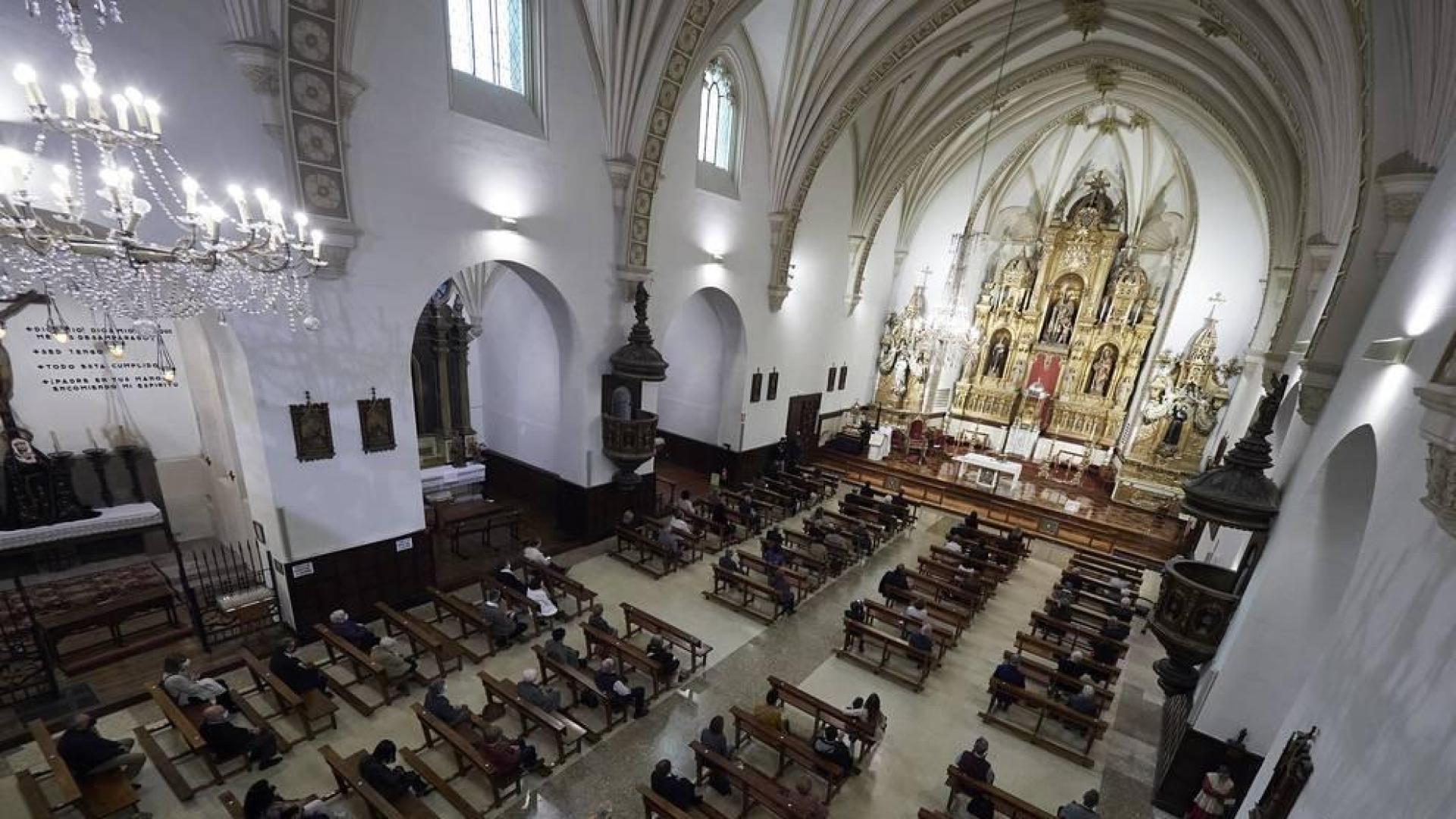 En tiempo de pandemia, en un ambiente recogido en la iglesia de San Agustín, en el Casco Antiguo, se renovó este jueves el Voto de las Cinco Llagas, el agradecimiento municipal por haber librado a la ciudad de la peste, en 1599, “cuando los pamploneses descubrieron lo frágiles y vulnerables que eran”.