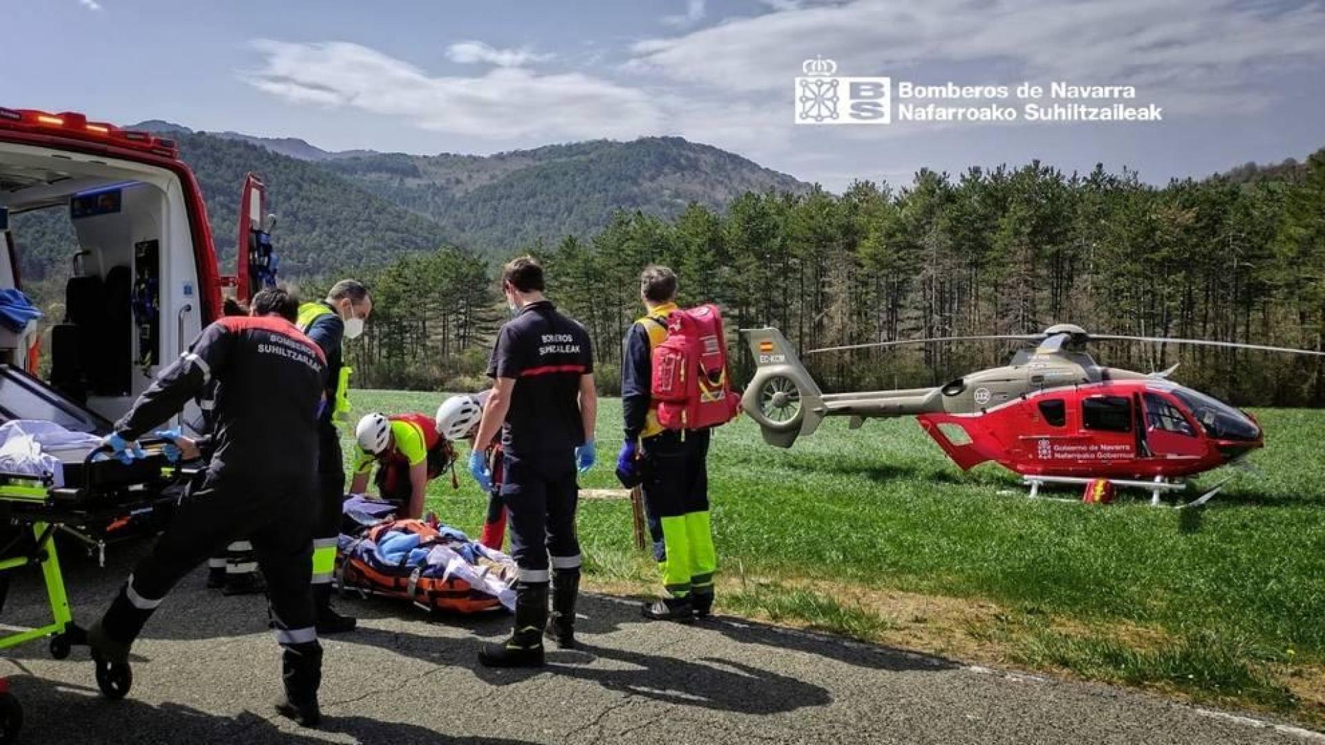 Trasladado en helicóptero un motorista de 21 años tras caer por un barranco en Erro