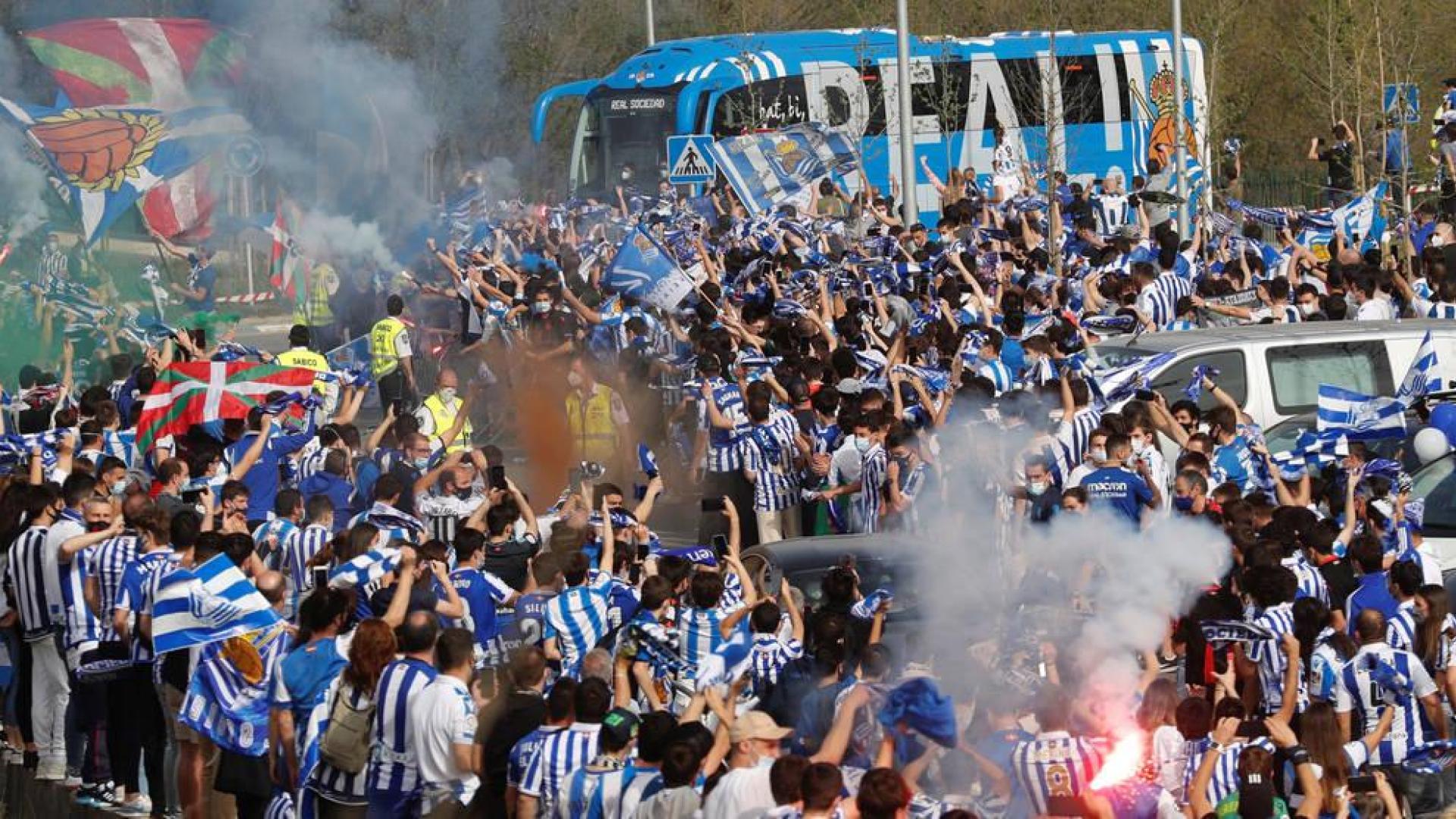 Cientos de aficionados despiden a la Real Sociedad sin distancias de seguridad