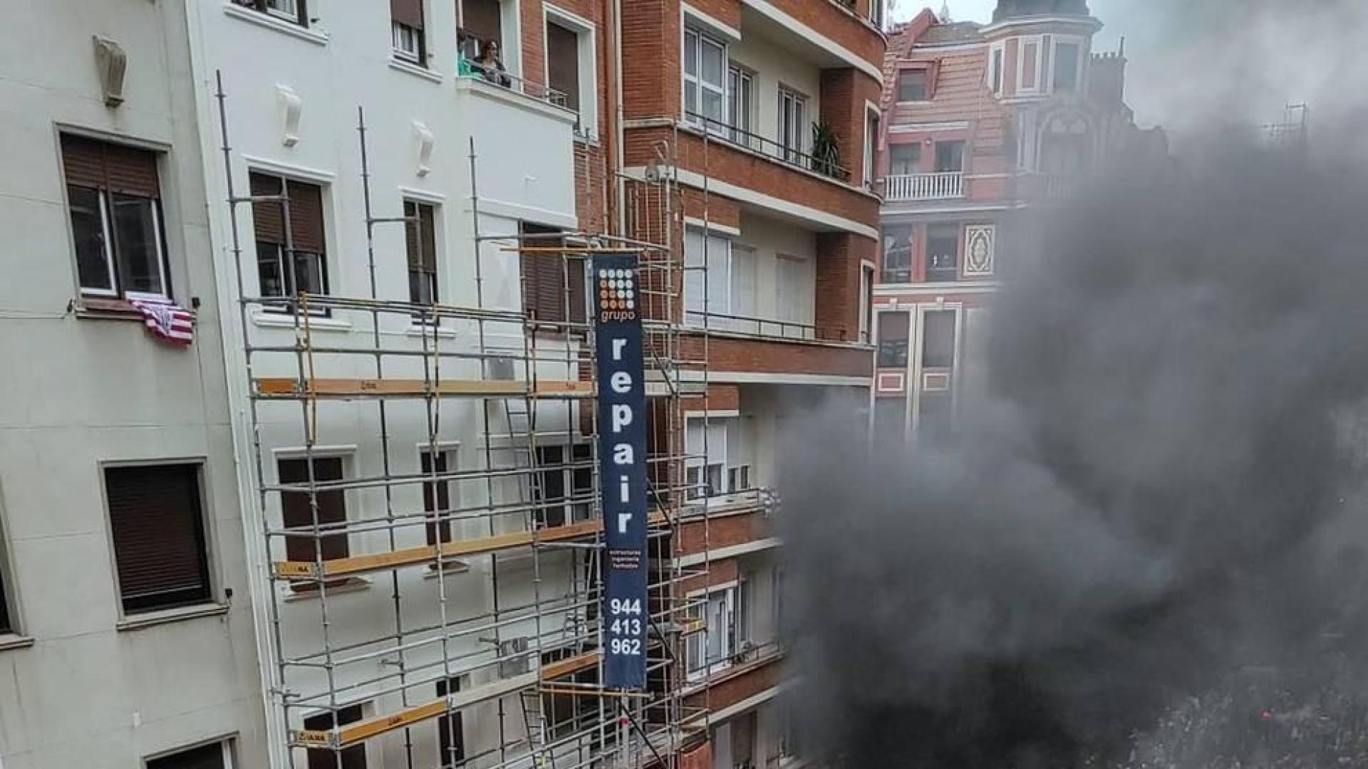 Varias personas que se encontraban en la zona de Pozas han cruzado contenedores, dando fuego a alguno de ellos, lo que ha obligado a intervenir a los Bomberos. Además, han lanzado objetos contra la Ertzaintza.