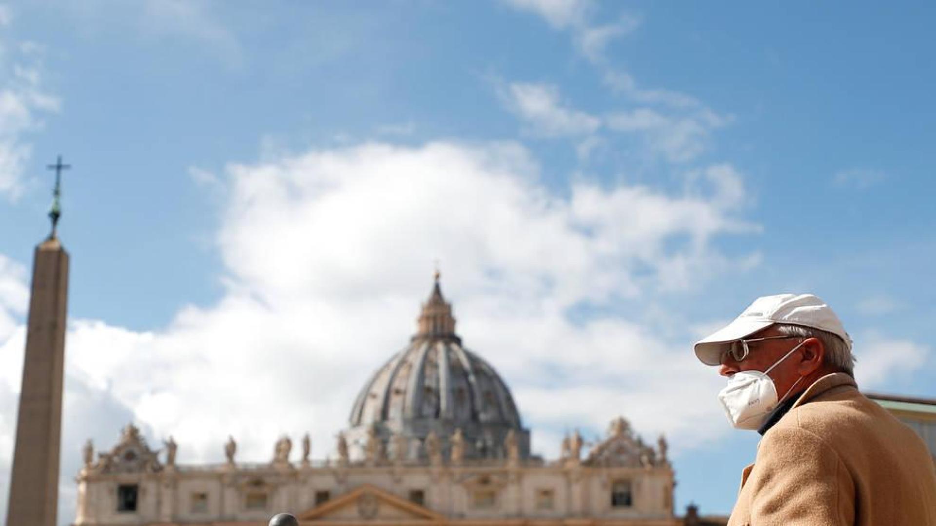 Un hombre con mascarilla, en el centro de Roma.