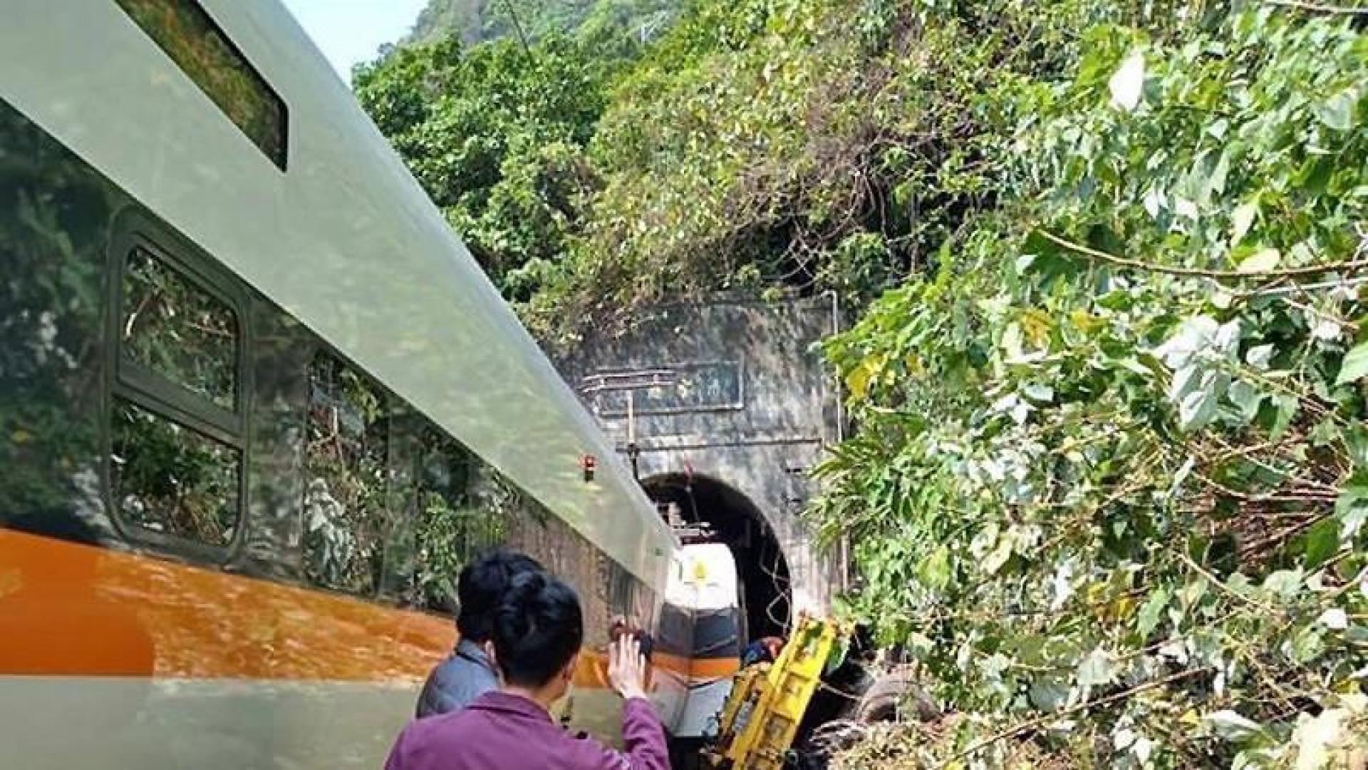 Al menos 36 personas podrían haber muerto en un accidente de tren en Taiwán