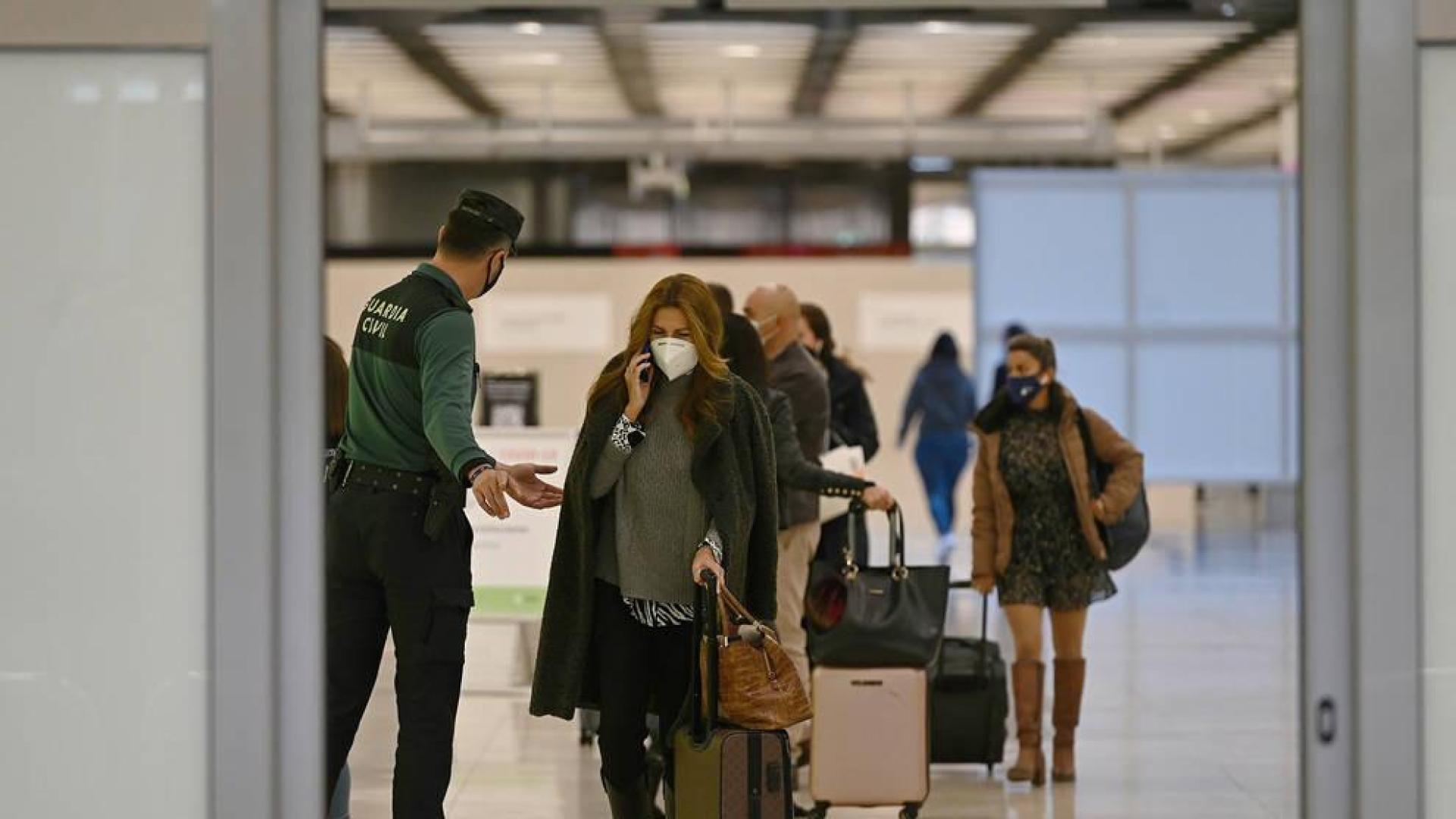 Llegan a los aeropuertos españoles los primeros viajeros con PRC obligatoria