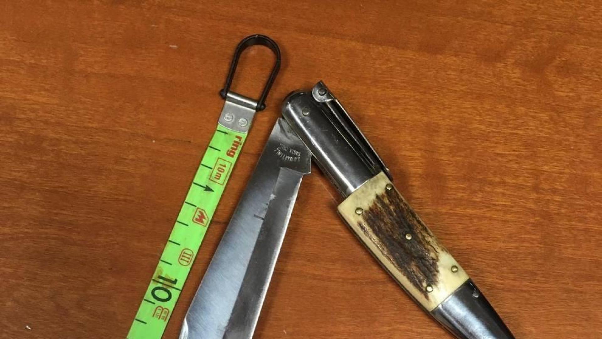 Navaja de 22,5 centímetros de hoja encontrada a un conductor por Policía Foral