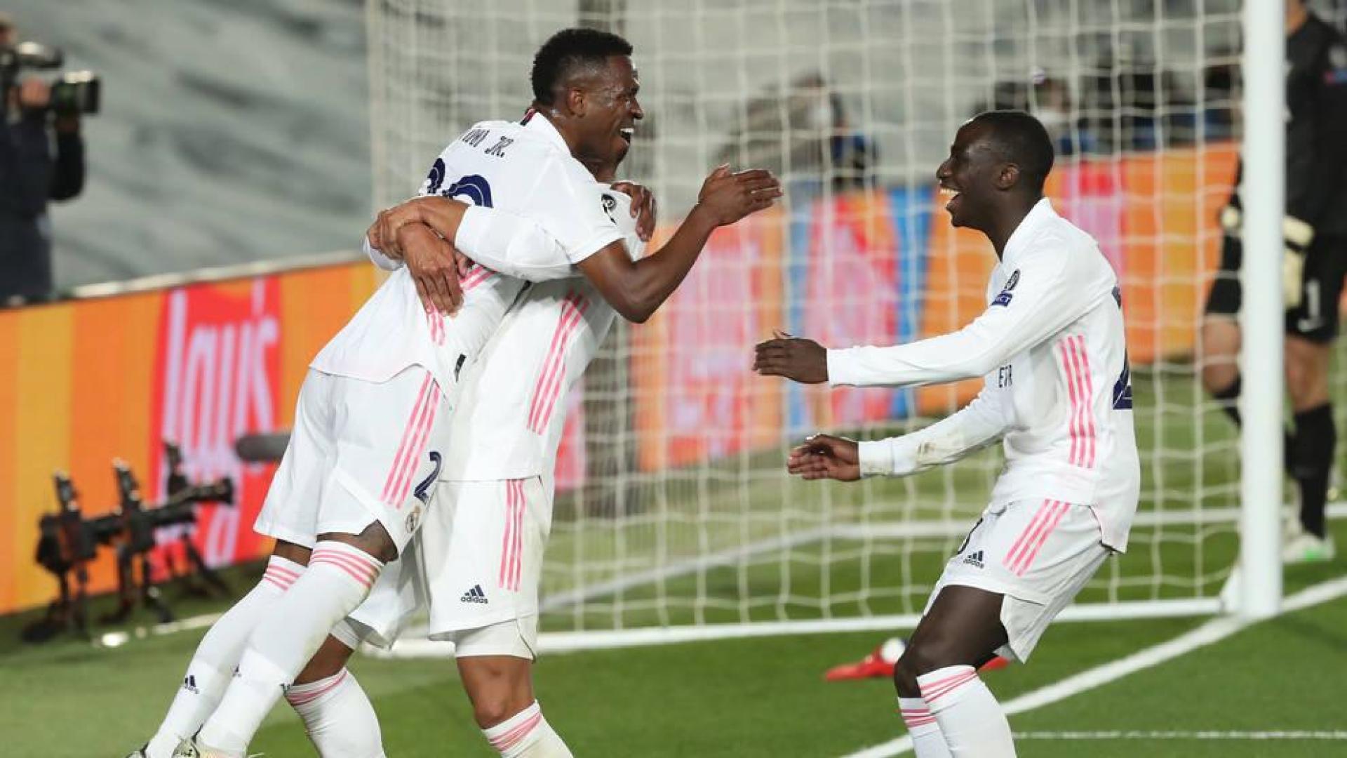 El delantero del Real Madrid Vinícius Jr celebra con Casemiro y con Mendy su segundo gol, tercero del equipo ante el Liverpool