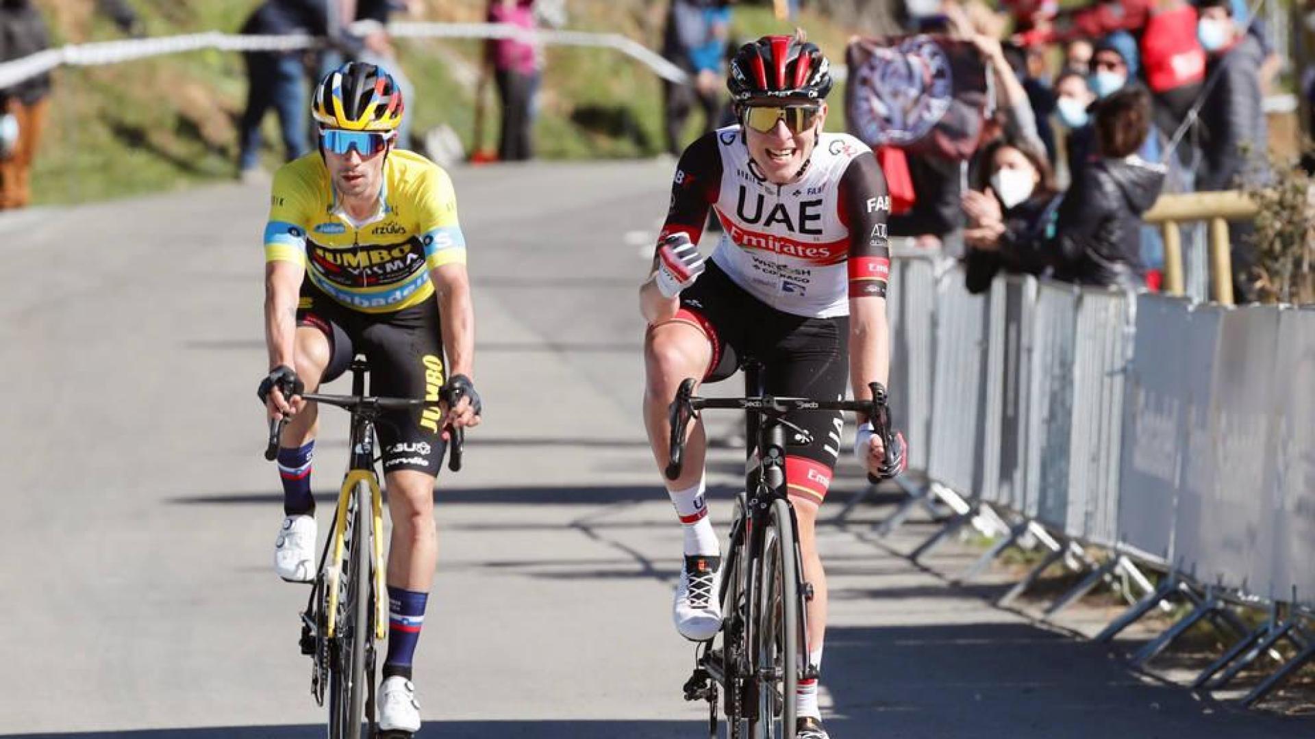Tadej Pogacar celebra su victoria por delante de Primoz Roglic en la meta de Ermualde, al término de la tercera etapa de la Itzulia Basque Country