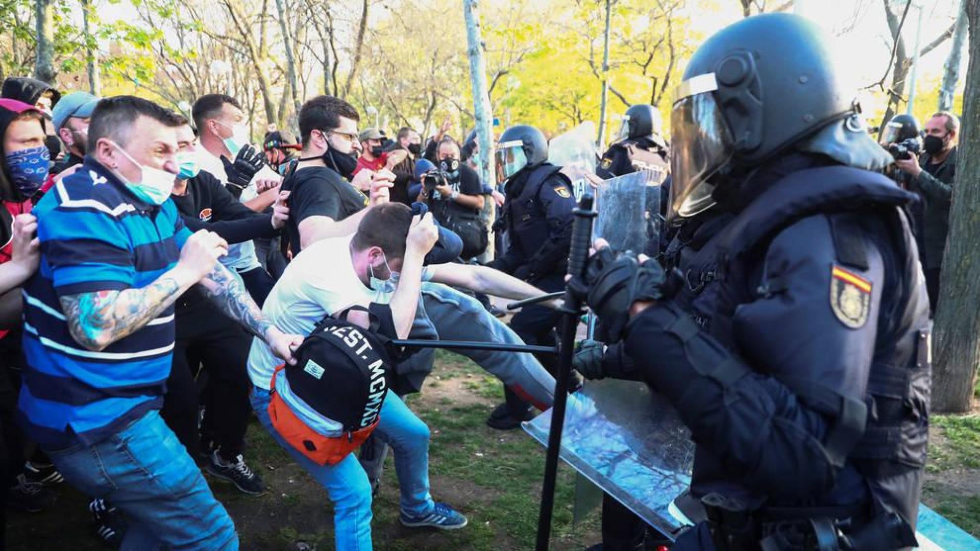 La Policía carga en Vallecas contra los vecinos que protestaban en el arranque del acto de campaña de Vox