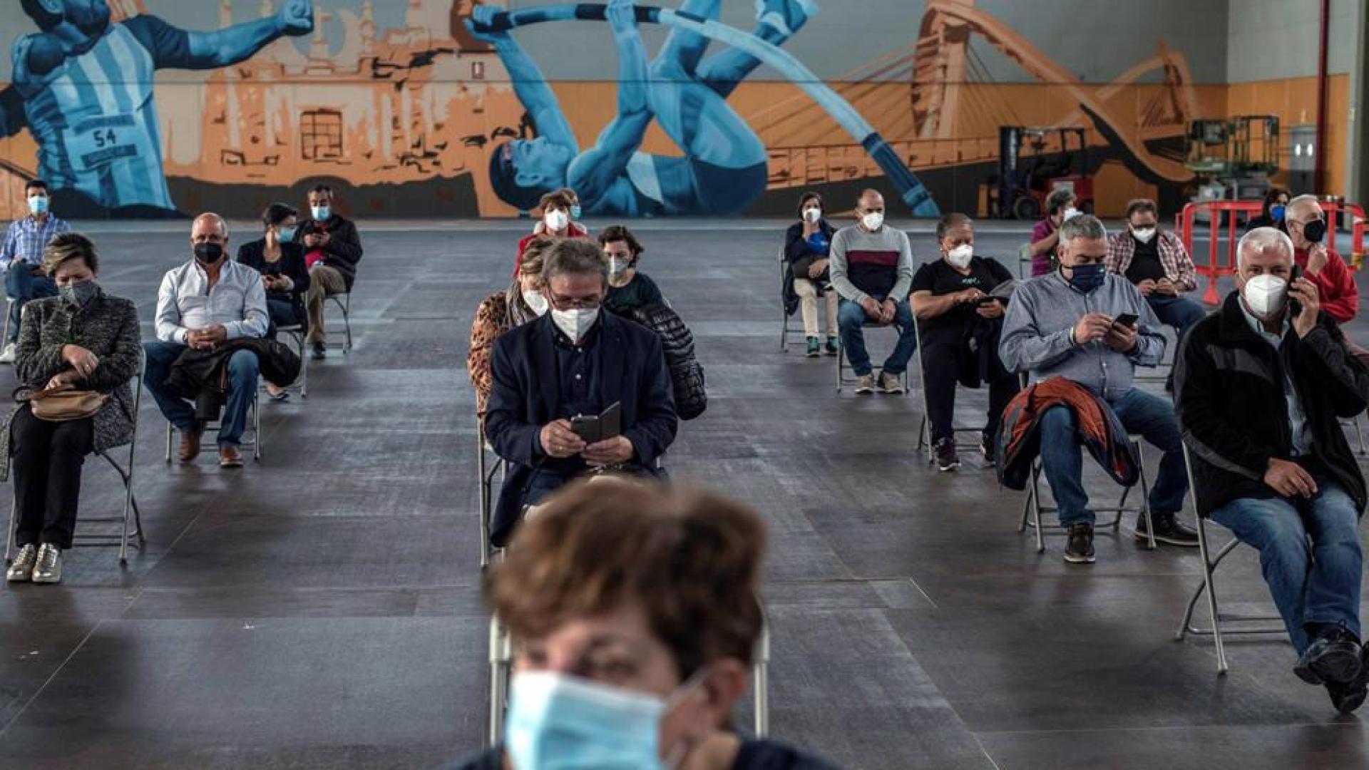 Varias personas esperan por si tienen posibles efectos secundarios tras recibir la vacuna de AstraZeneca en Ourense.