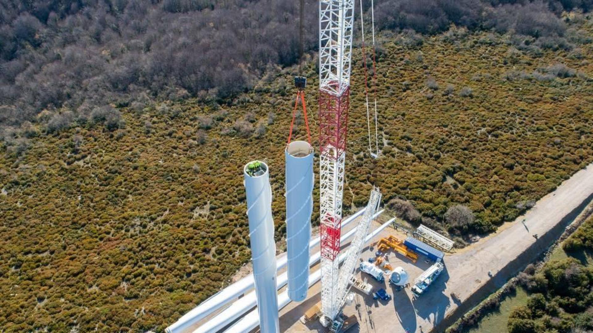 Gamesa finaliza  en Alaiz el montaje de la mayor turbina  terrestre