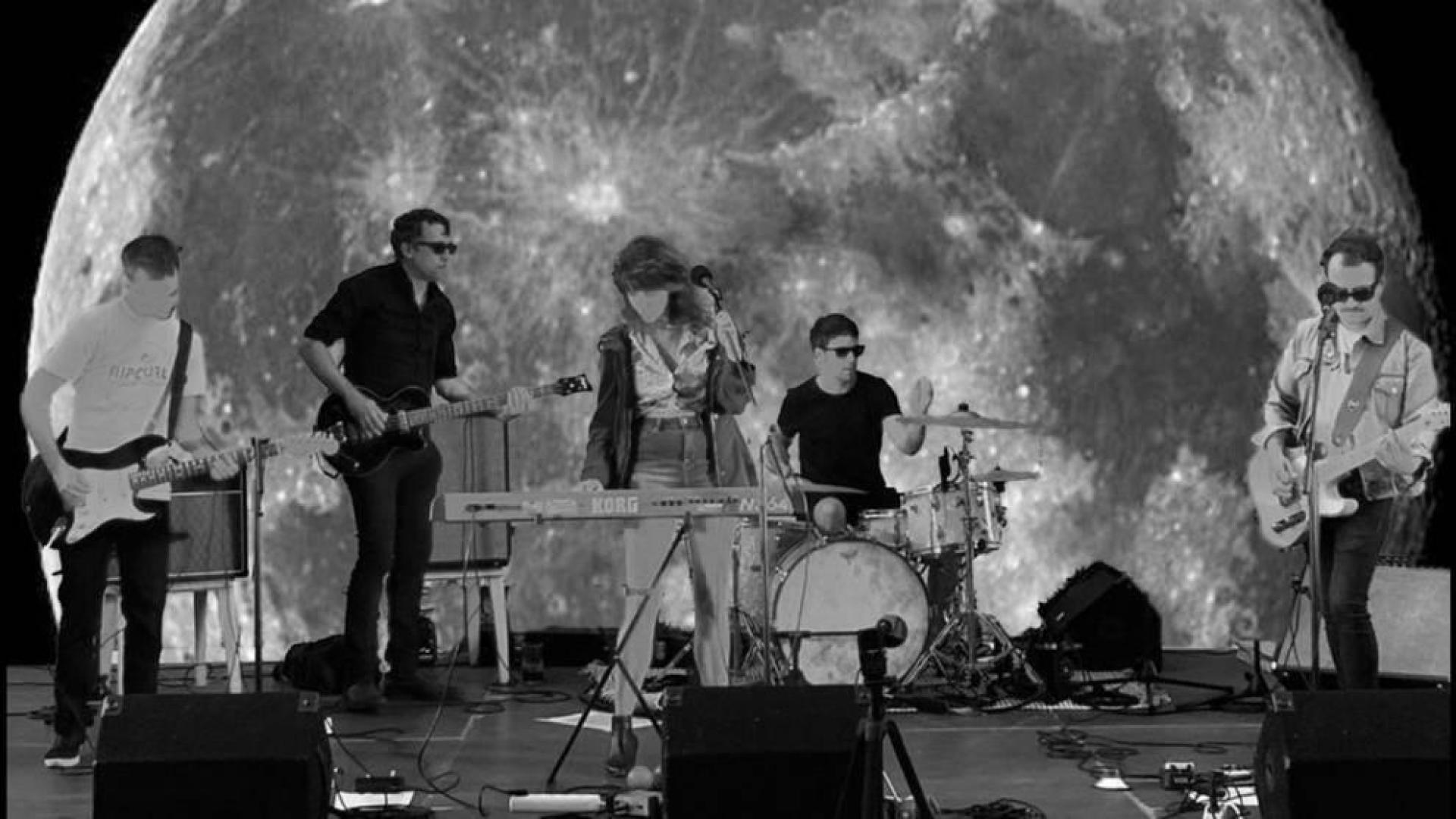 Sable Starr son Ruperto Mendiry (voz y guitarra), Beatriz Catalán (voz y teclados) y Egoi Saraldi (voz y guitarra), Izar Ganuza (batería) y Alfonso Segura (bajo).