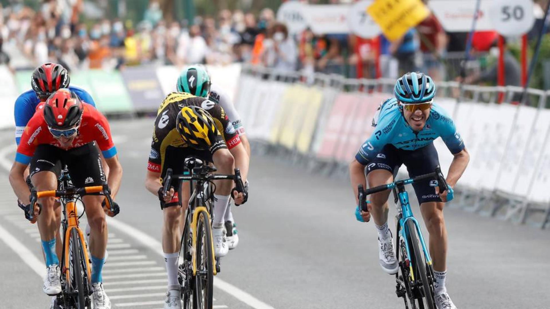 El guipuzcoano del equipo Astana Ion Izagirre (dcha) esprinta para vencer en la cuarta etapa de la Itzulia