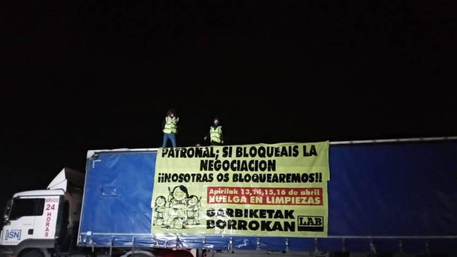 Dos trabajadoras de limpiezas se sube a un camión en protesta por el convenio