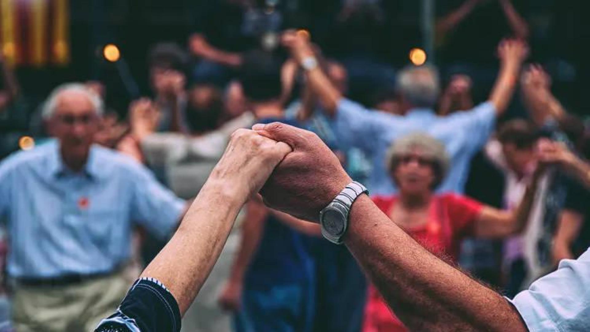 Lo importante es bailar como nos guste, como nos motive, al ritmo de la música que nos haga vibrar, solos, solas, en pareja o en grupo.