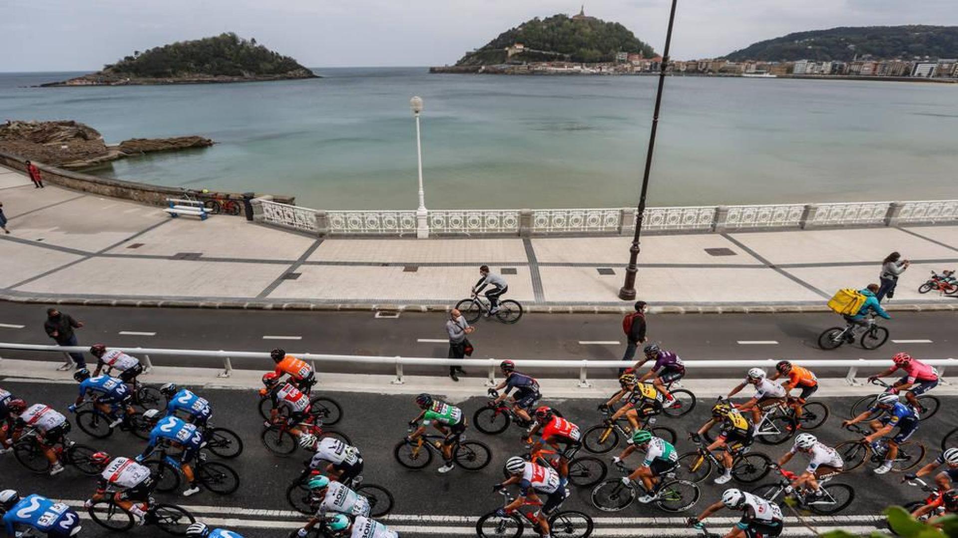 Vista del pelotón de la Itzulia 2021 a su paso este viernes por San Sebastián, durante la quinta etapa