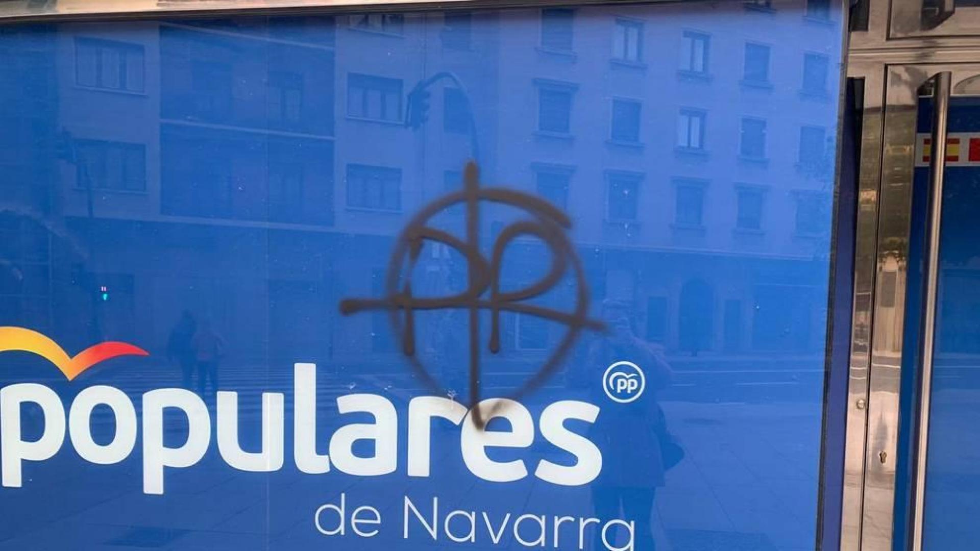 Realizan una pintada en la sede del PPN en Pamplona