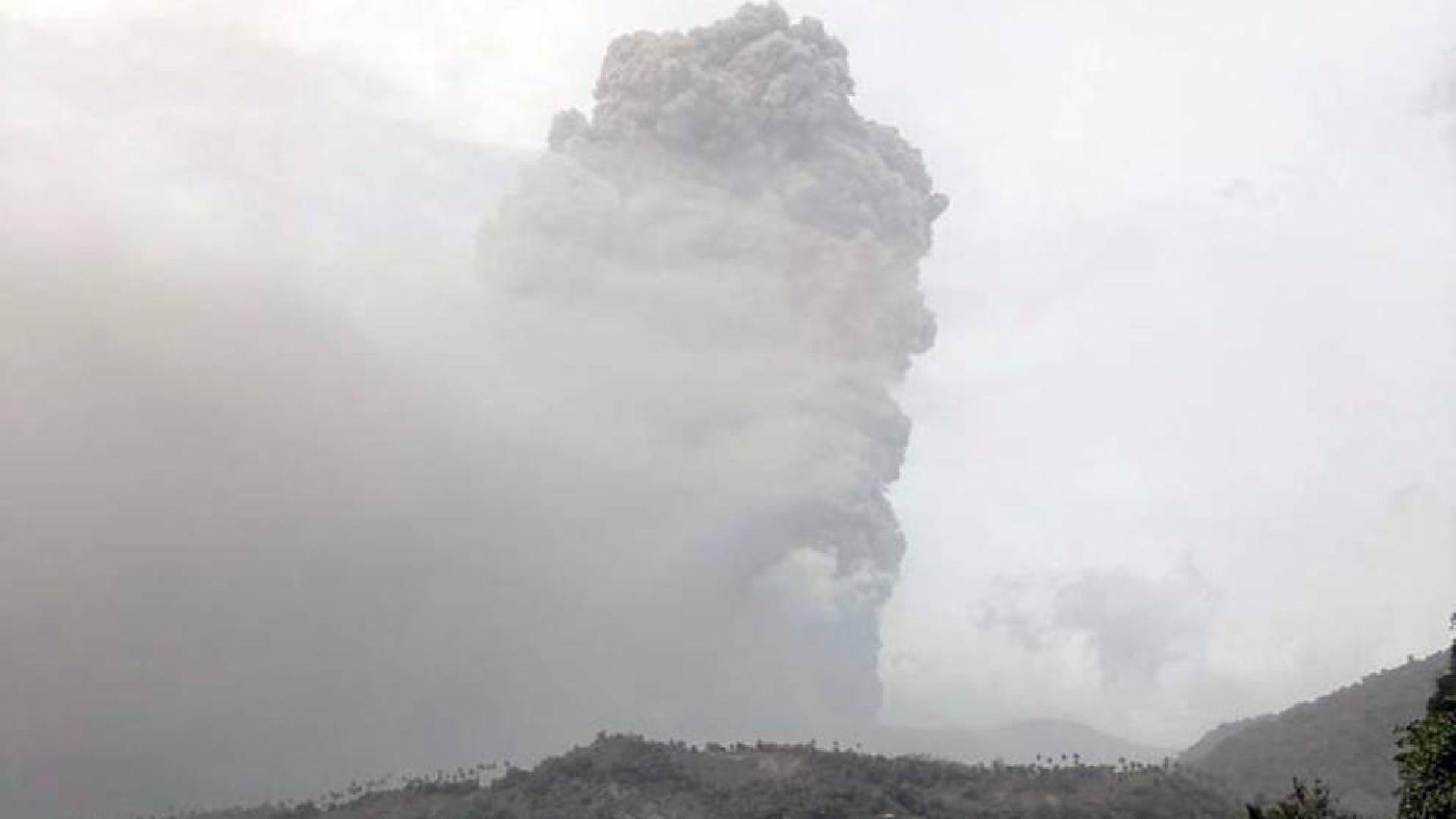 Sigue la evacuación por la erupción del volcán La Soufriere de San Vicente