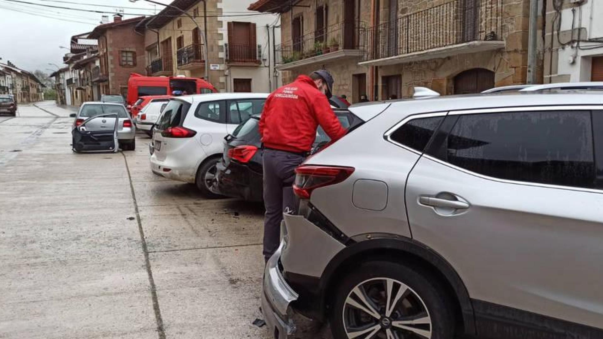 Da positivo en alcohol tras chocar contra varios vehículos aparcados en Arbizu