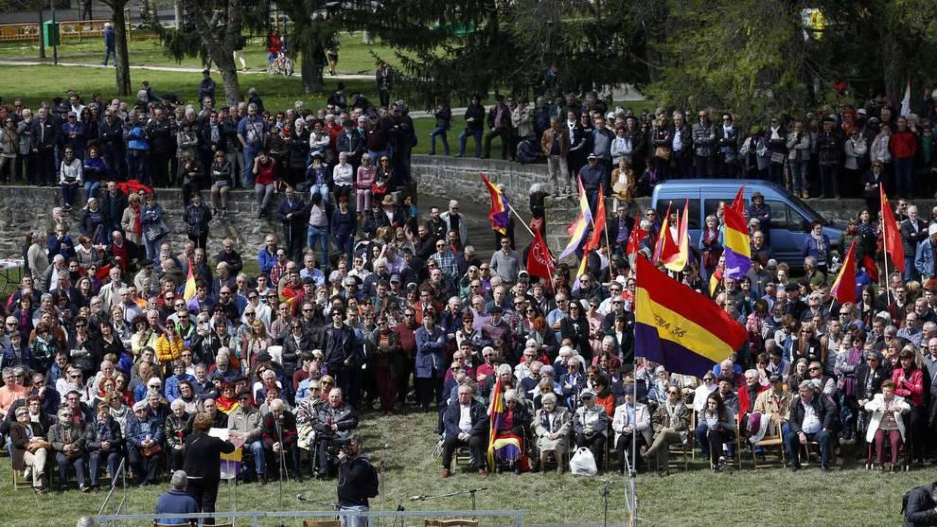 Imágenes del acto celebrado en la Vuelta del Castillo de Pamplona con motivo de la conmemoración de la instauración de la II República.