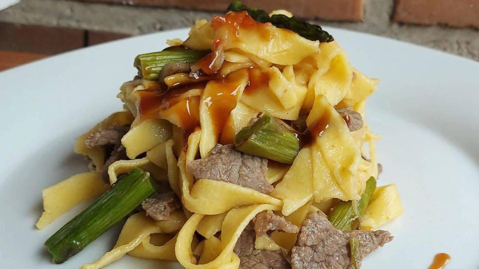 Tagliatelle fresca con ternera y verduras  en salsa de ostras
