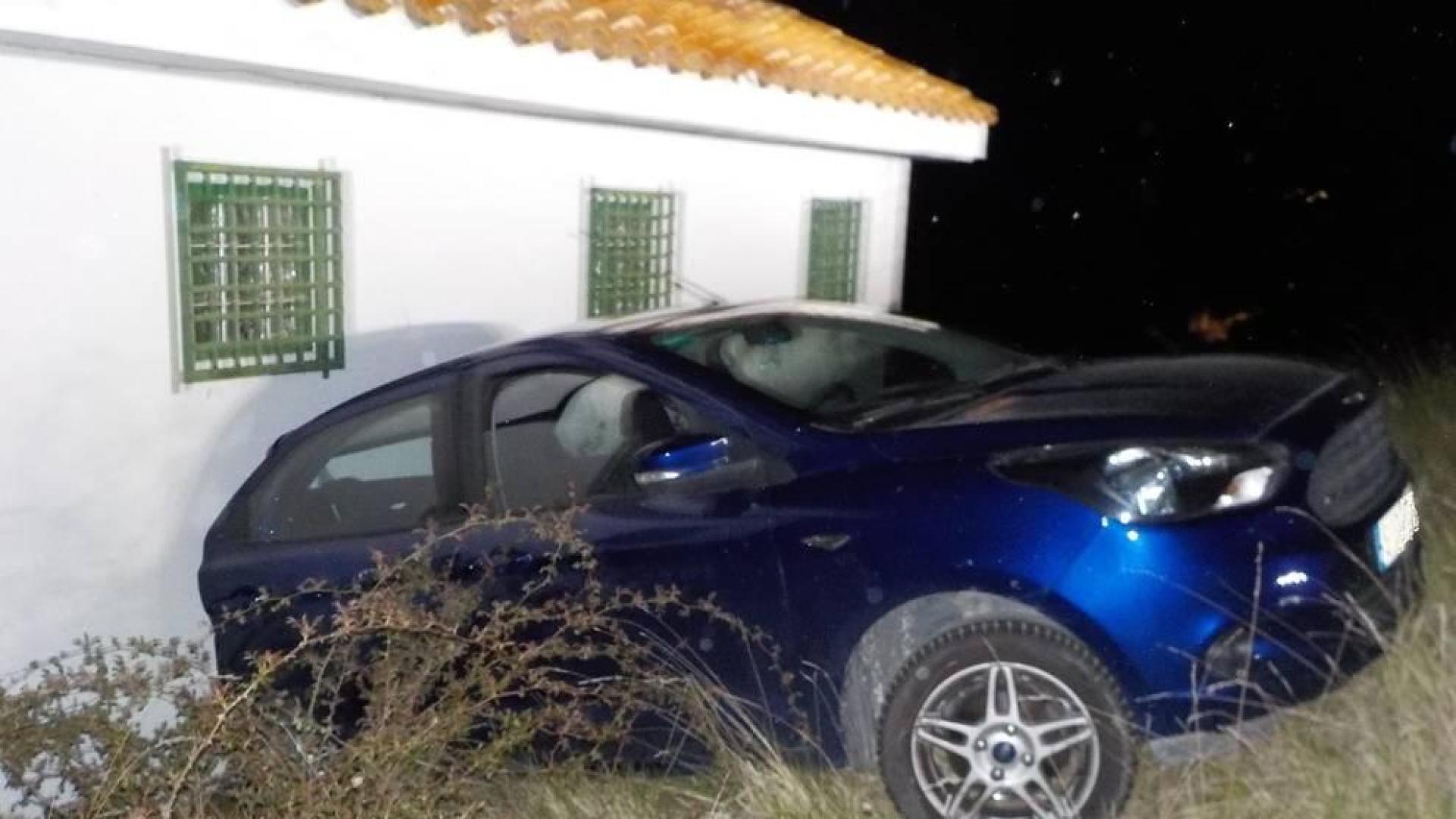 El freno de mano le juega una mala pasada a una pareja que "contemplaba la luna"