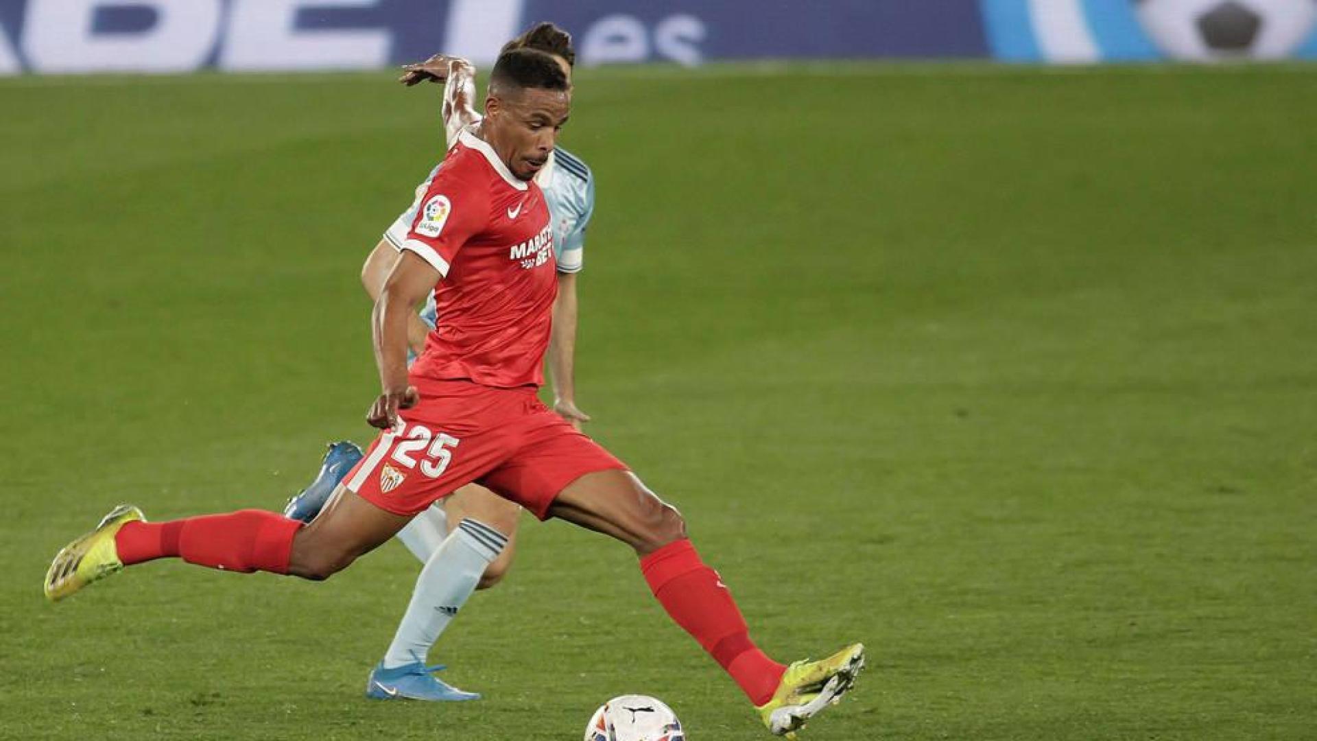El centrocampista brasileño del Sevilla Fernando Reges marca el segundo gol de su equipo ante el Celta
