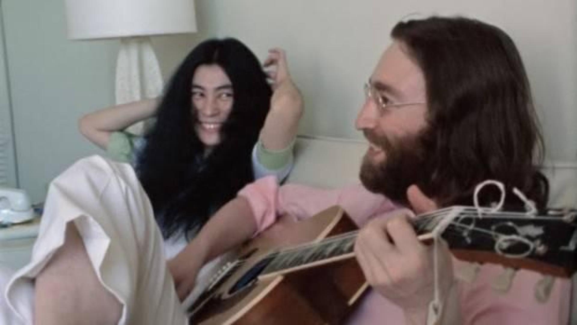 John Lennon y Yoko Ono en su habitación de un hotel de Bahamas en la que grabaron el primer vídeo del mítico tema 'Give Peace A Chance'