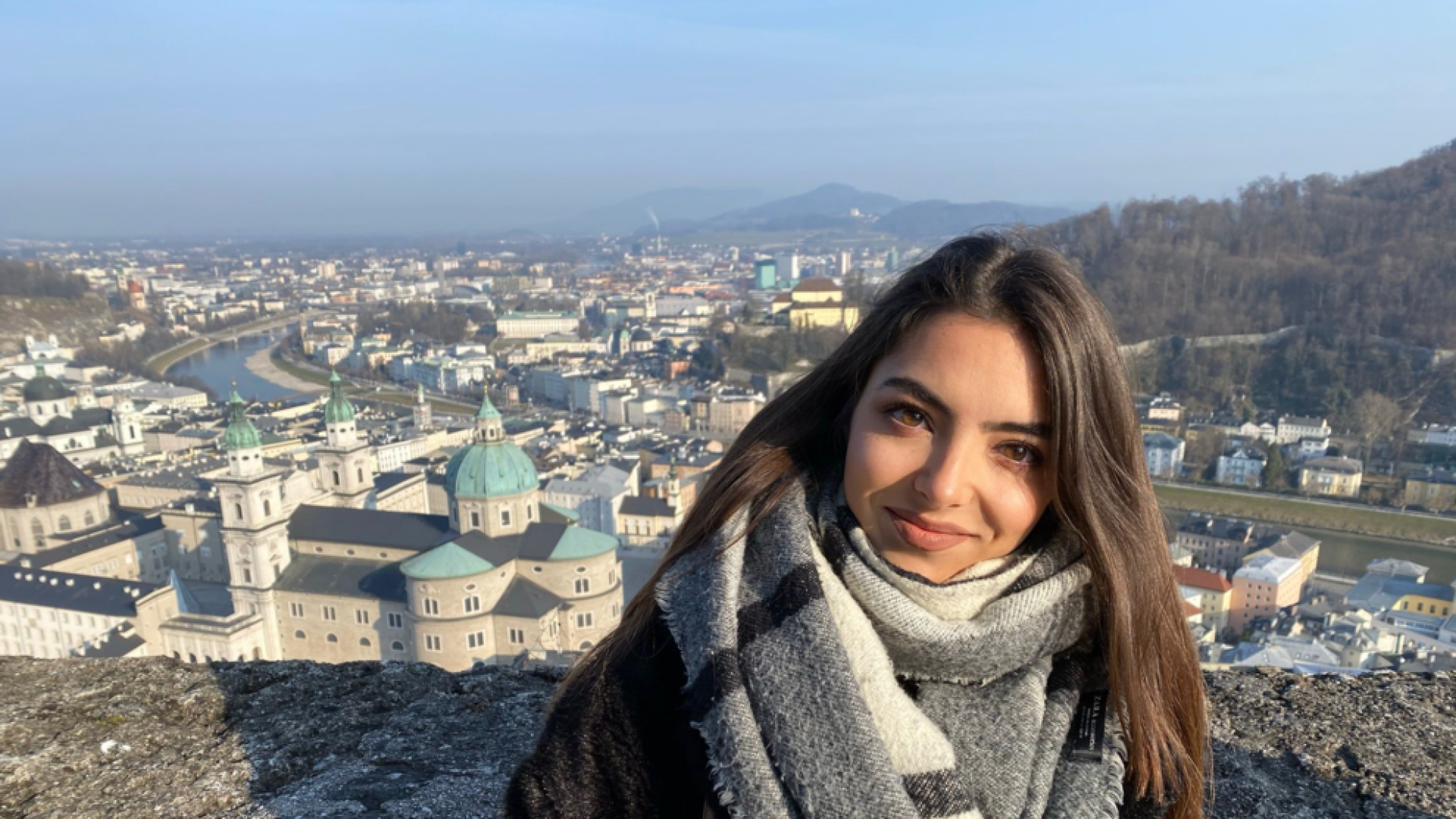 La pamplonesa Olaia Lamata posa desde un mirador con vistas a la ciudad de Salzburgo