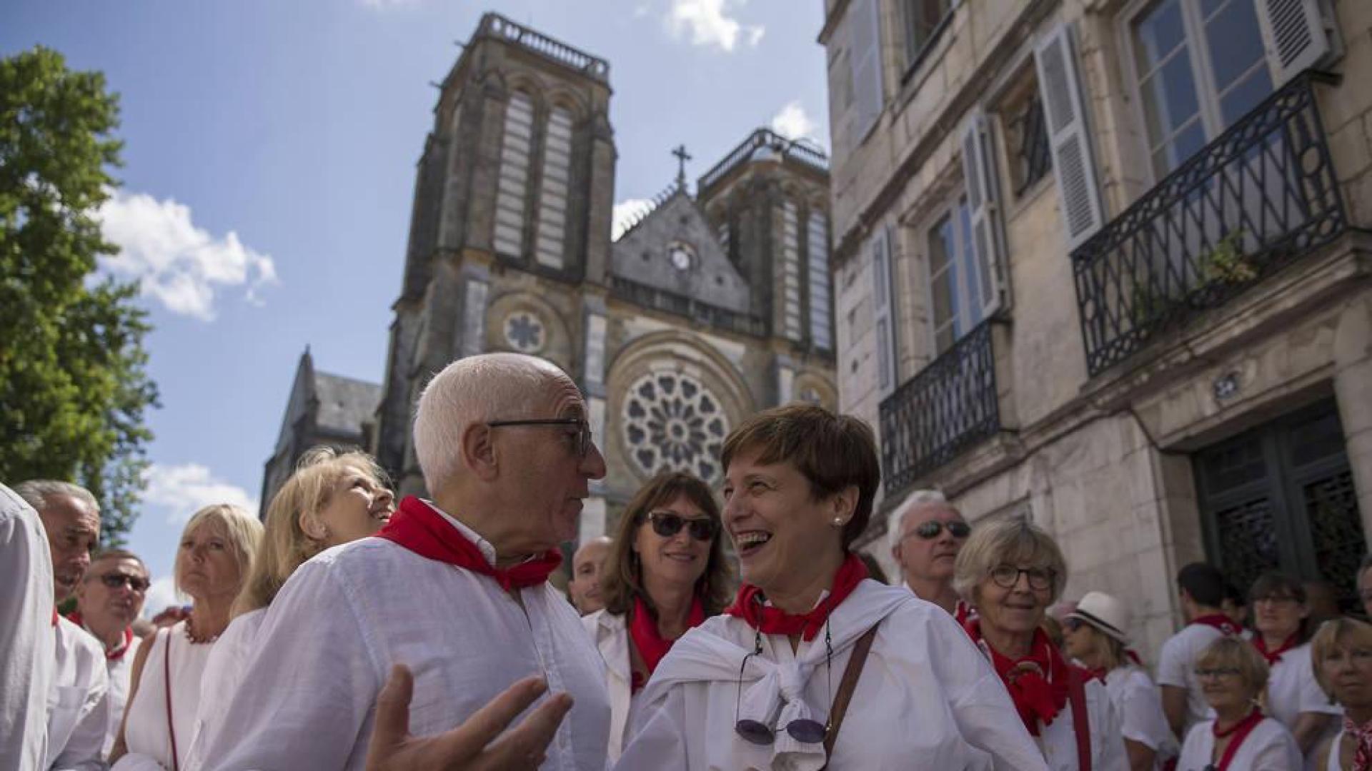 El alcalde de Bayona, Jean-René Etchegaray, comparte sus impresiones con la concejala de Navarra Suma Ana Elizalde a la salida de la misa.