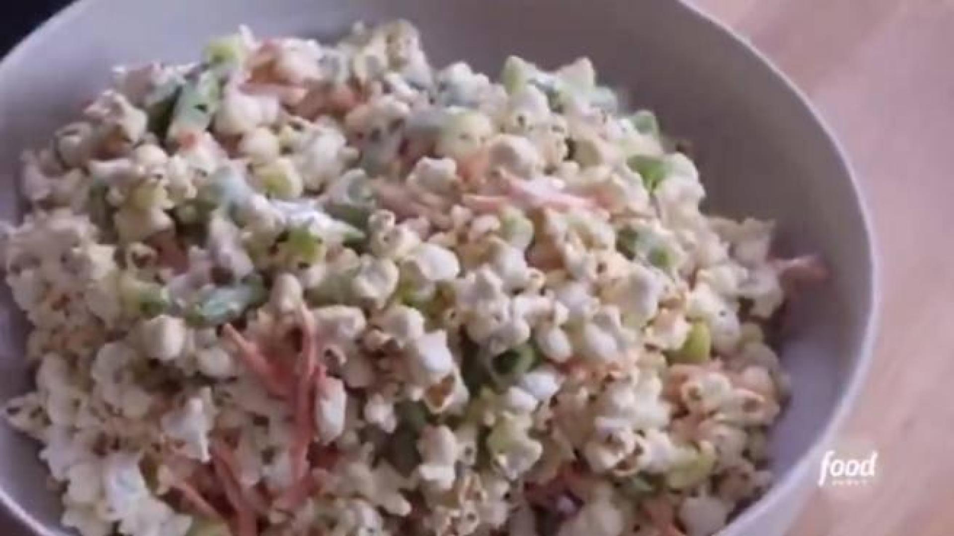 Ensalada de palomitas de maíz elaborada por Molly Yeh.